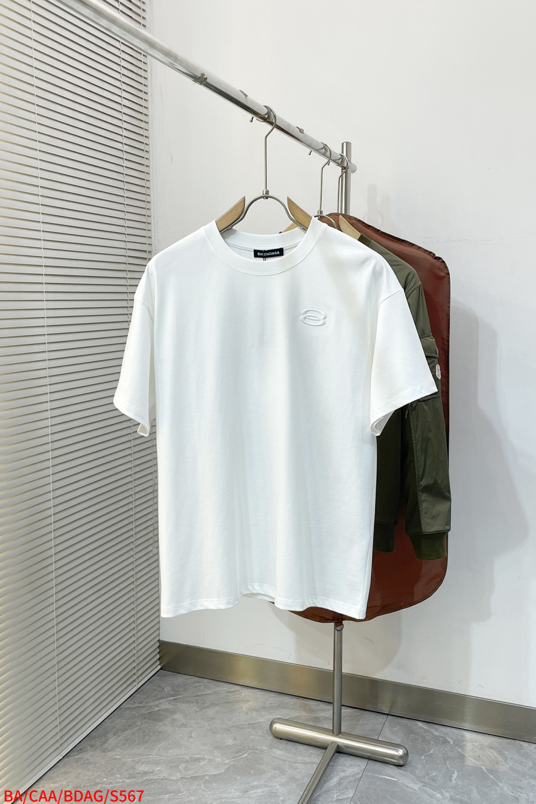 NO:734509,S567 BALENCIAGA High-quality 320g round-neck short-sleeved T-shirt Brand classic Double-loop splicing patch embroidered letter LOGO on the back 2026ss early spring official synchronization High version High-quality Fashion personality Versatile trend Pure original quality Original fabric Tag Collar label Washed wheat Complete three labels Color: Black. White. Size S M L  XL,,balenciaga,balenciaga,T-shirt,tees,t-shirt,19860909S567 BALENCIAGA巴黎世家 高品质320克圆领短袖T恤 品牌经典 后背双环拼接贴布刺绣字母LOGO 2026ss早春官方同步 高版本 高品质 时尚个性 百搭潮流 纯原品质 原版面料 吊牌 领标 水洗麦 三标齐全 颜色: 黑色.白色. 尺码S M L XL,,balenciaga,balenciaga,T-shirt,tees，t-shirt,,Men's clothing