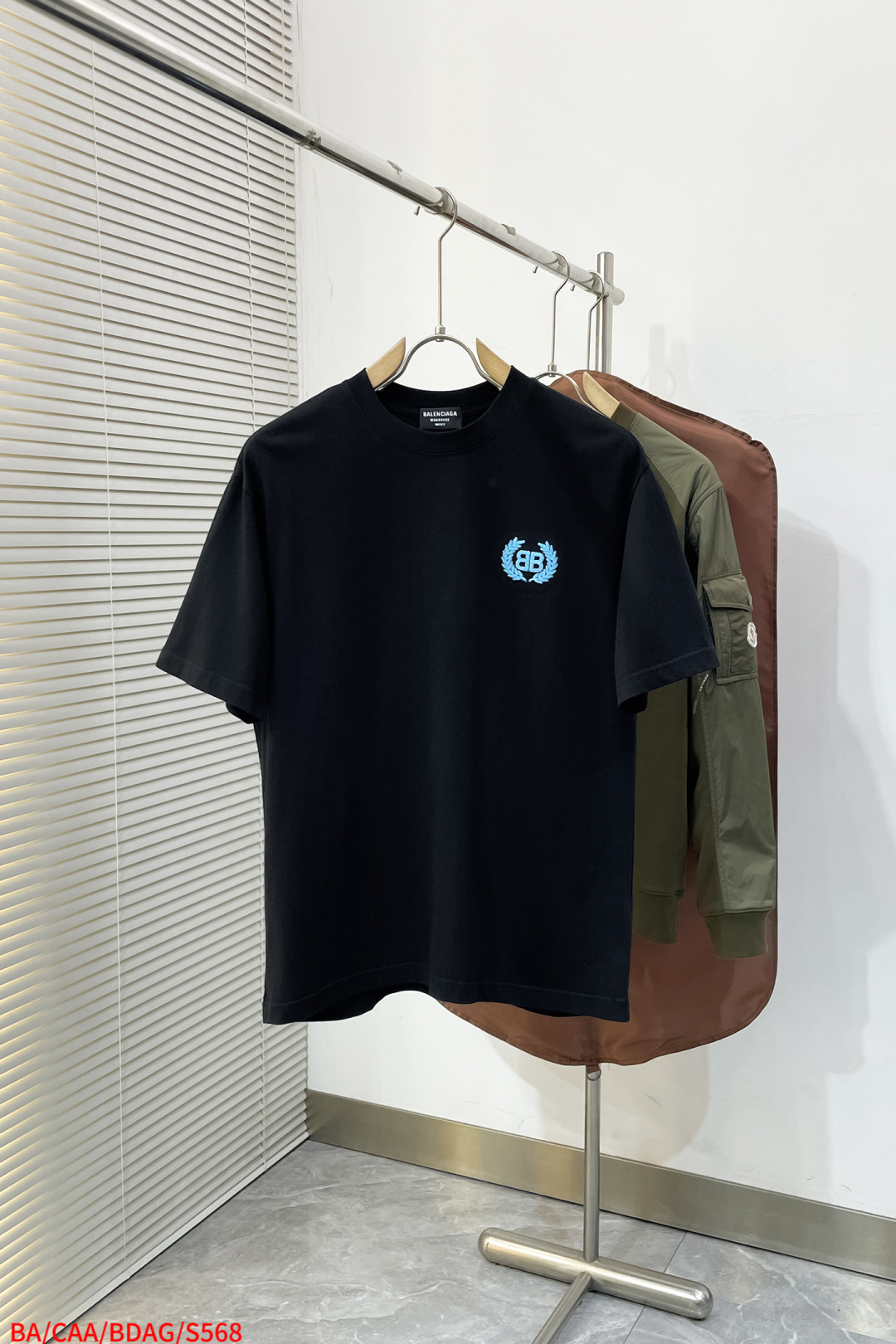 NO:734530,S568 BALENCIAGA 26s new product. The same style for men and women. The iconic BB logo and 'BALENCIAGA' are embroidered on the front with heavy embroidery technology, and the same contrasting embroidered logo on the back. Three-dimensional and full, full of trend. High-quality cotton material, soft and breathable, super comfortable for daily wear. Loose version, strong tolerance, very stylish for casual wear! Both fashionable and practical, a must-have item for trendy people. Complete three standards. Color black. White. Size  S-XL,,balenciaga,19860909S568 BALENCIAGA 26s新品.男女同款重工刺绣工艺正面标志性BB徽标和”BALENCIAGA“字样,后背同样撞色刺绣标识.立体饱满.潮流感满满.高品质棉料,柔软透气,日常穿搭超舒适.宽松版型,包容性强,随便搭or都很有范儿!时尚与实用兼备,潮人必备单品.三标齐全 颜色黑色.白色. 尺码 S-XL,,balenciaga,,Men's clothing