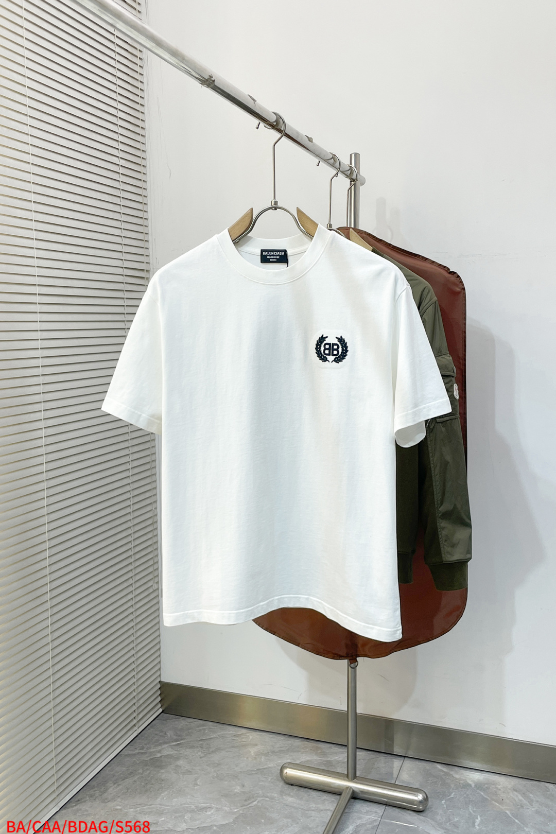 NO:734534,Replaced after the year, S568 BALEMCIAGA 26s new product. The same model for men and women with heavy embroidery technology on the front, the iconic BB logo and 'BALENCIAGA' on the front, and the same contrasting embroidery logo on the back. Three-dimensional and full, full of trendy feeling. High-quality cotton, soft and breathable, super comfortable for daily wear. Loose fit, strong tolerance, easy to wear with or without style! Fashionable and practical, a must-have item for fashionistas. Complete three standards. Color: black. White. Size  S-XL,,balenciaga,19860909年后退换 S568 BALEMCIAGA 26s新品.男女同款重工刺绣工艺正面标志性BB徽标和”BALENCIAGA“字样,后背同样撞色刺绣标识.立体饱满.潮流感满满.高品质棉料,柔软透气,日常穿搭超舒适.宽松版型,包容性强,随便搭or都很有范儿!时尚与实用兼备,潮人必备单品.三标齐全 颜色黑色.白色. 尺码 S-XL,,balenciaga,,Men's clothing