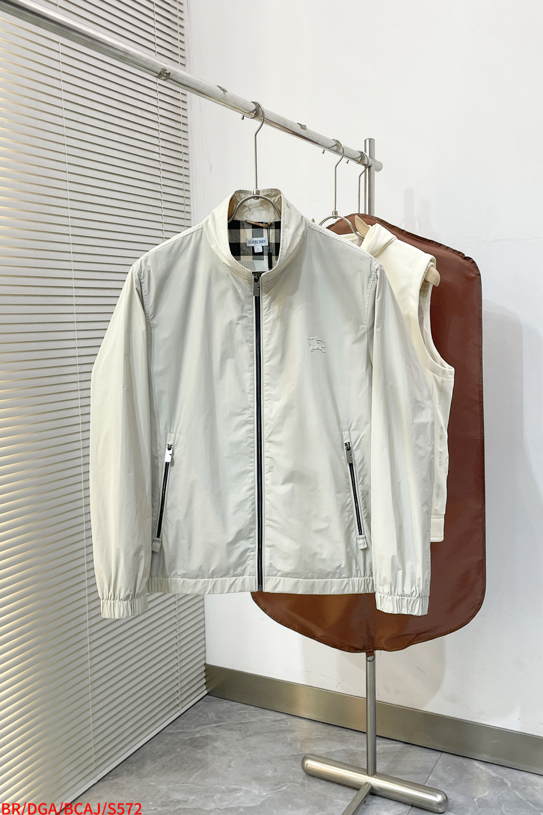 NO:726049,Replaced after the end of the year, S572 BR Burberry 2026 spring new jacket, the new product on the show is in perfect condition, comfortable, complete with three labels, full and attractive color, very outstanding design, easily upgrades the fashion sense, extremely elegant and rigorous workmanship, neat and meticulous wiring!  A masterpiece from a famous designer!  The upper body does not look bloated and is super handsome!  Available sizes M ~19860909年后退换 S572 BR  巴宝莉 2026春季 新款夹克外套,秀场新品品相非常完美,舒适,三标齐全色泽饱满诱人,非常出彩的设计,轻松将时髦感进阶,做工极为考究严谨,走线工整细致！大牌设计师巨作！上身不显臃肿、超级帅气！现货码数M ～ XXXL 三标齐全 隔天,,burberry,jackets & coats,jackets & coats,,Men's clothing