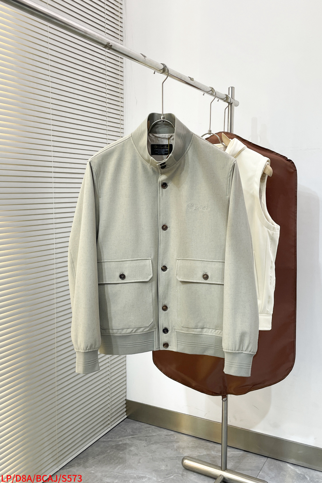 NO:726054,Replaced after the year S573 LP Loro Piana has a century-old luxury gene. It is woven from the top quality flax blended with high-count cotton in Tuscany, Italy. The roughness of the flax fiber is completely softened, making it moist and non-thorny when touching the skin. At the same time, it retains the natural breathable and moisture-removing properties of linen, which can keep the skin dry at all times even in the sultry weather in spring and summer. It is a collection of high-end men's clothing that combines natural texture and wearing comfort.  The classic baseball collar is matched with contrasting ribbed edges. The gray-green ribs on the collar and hem are woven with 2*2 elasticity, which is durable and non-relaxing and adapts to different neck sizes and waistlines. The brand handwriting embroidery on the left chest is carefully crafted with silk embroidery thread. The stitching is as fine as silk, which highlights the brand identity in a low-key manner and is different from the exaggerated logo of market currency. The double patch pockets are designed with inlay technology, and the metal snaps at the pocket are made of palladium-plated brass, which is anti-oxidation and has a delicate luster.  Sizes m-3xl, all three sizes available, next day, loro piana, loro piana, real silk,19860909年后退换 S573 LP Loro Piana百年奢品基因,甄选意大利托斯卡纳产区顶级亚麻混纺高支棉织造,亚麻纤维的粗糙感被彻底柔化,触肤温润无刺感,同时保留麻料天然的透气排湿特性,即便春夏闷热天气,也能让肌肤时刻保持干爽,是高端男装中兼具天然质感与穿着舒适度的典藏之作. 经典棒球领搭配撞色罗纹收边,领口与下摆的灰绿色罗纹采用2*2弹力织造,弹性持久不松弛,适配不同颈围与腰线；左胸的品牌手写体刺绣,以真丝绣线精工打造,针脚细密如丝,低调中彰显品牌身份,区别于市场通货的浮夸标识；双贴袋设计采用嵌线工艺,袋口金属按扣选用黄铜镀钯材质,抗氧化且光泽细腻. 尺码 m-3xl 三标齐全 隔天,,loro piana,loro piana,real silk,,Men's clothing