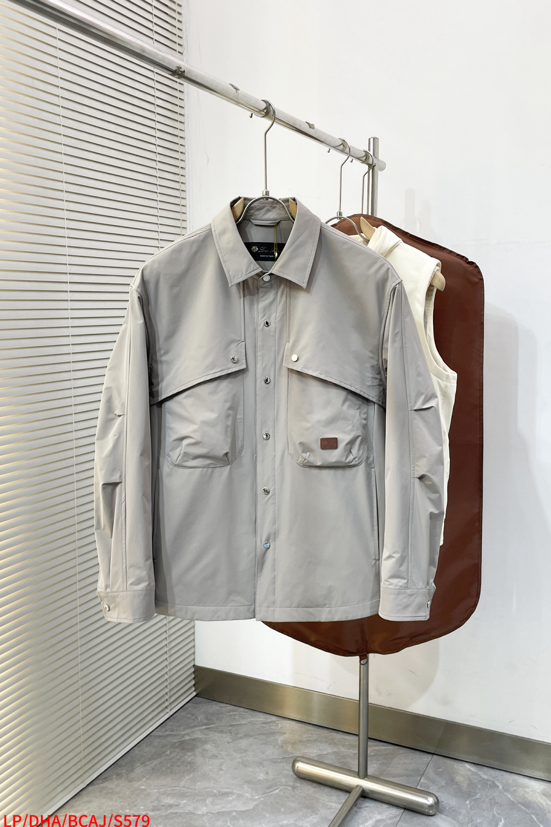 NO:726061,Replace S579 LP new men's jacket after the new year, the original three-standard high-end version!  Customized fabrics with high breathability and comfort, impeccable details, brand element design concept, professional purchasing grade reflect high quality. It feels delicate and soft!  It presents a casual cut and the upper body shape is awesome!  Size M ~19860909年后退换 S579 LP 新款男士夹克外套,原单三标齐全高端版本！定制面料 透气舒适度高,细节无可挑剔,品牌元素设计理念,专业代购级体现高品质.手感细腻柔软！呈现休闲裁剪,上身版型超赞！码数M～XXXL 三标齐全 隔天,,loro piana,jackets & coats,jackets & coats,,Men's clothing