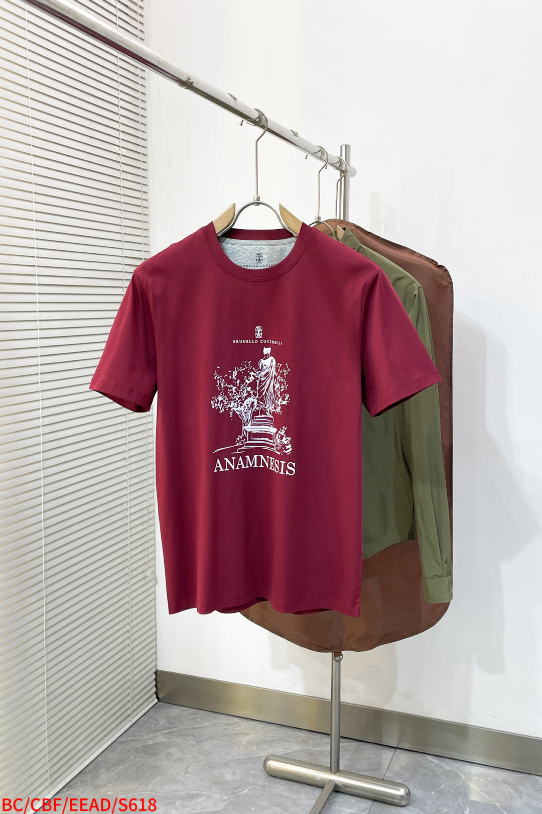 NO:734519,S618 BC is recommended by old money and new money. 2026 cabinets are on sale!  A perfect match for both business and leisure. The latest printed round neck short-sleeved T-shirt, the latest pattern design, and the standard version combined with the loose line design ensure that the T-shirt will be comfortable on any occasion. The fabric is made of mercerized cotton and the surface has a warm luster. The upper body is comfortable, skin-friendly, breathable, and has good stiffness. Hardware accessories Full product phase order Color White Red Blue Size M-3XL  The next day,,T-shirt,tees,t-shirt,19860909S618 BC 老钱新贵们推荐 2026柜在售！ 商务休闲都能很好搭配的一款 最新印花款圆领短袖T恤衫,最新的图案设计 而标准版型组合宽松线条的设计,保证了T恤衫无论在任何场合都能舒适上身. 面料采用丝光棉的材质 表面有着温润的光泽感 上身 舒适 亲肤 透气 又有很好的挺括型 五金辅料 全品相订单 颜色 白色 红色 蓝色 码数M-3XL 隔天,,T-shirt,tees，t-shirt,,Men's clothing