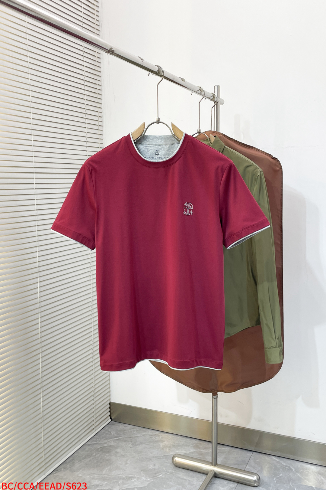 NO:734468,S623 BC Recommended by old money and new money!  As the first choice for the nouveau riche, BC's materials are exquisite and the overall design is quite fashionable. Today I recommend their versatile and versatile round neck short-sleeved logo classic embroidery. The collar, cuffs and hem edges are embedded with contrasting cotton decorations and layered designs to make the overall match more layered. The turtle back detail processing seems simple. The craftsmanship spirit is reflected in every detail. The fabric has a slight stretch. The fabric is made of high-count long-staple cotton. The upper body is silky and breathable.  It also has a good luster, high-end and texture. The fabric has a high thread count. Guaranteed crispness. Orders in all conditions. Highly recommended for spring and summer. Color: black, navy blue, red, white. Size: M-3XL. Next day, chanel, T-shirt,19860909S623  BC 老钱新贵推荐！ 作为新贵的首选 BC家材质讲究的同时 整体的设计颇具时尚感 今天推荐他家百搭 叠穿百搭圆领短袖标志经典刺绣 结合 领口 袖口和下摆边缘嵌入撞色棉质装饰叠穿的设计 让整体搭配 更能搭配出层次感 龟背细节处理 看似简单 细节上处处都体现工匠精神 面料有着微微的弹力 面料采用高支长绒棉材质 上身丝滑 透气 又有很好的光泽感 高档而显质感 面料的支数高 保证的挺括感 全品相的订单 春夏强烈推荐 颜色 黑色 藏蓝色红色 白色 码数M-3XL 隔天,,chanel,T-shirt,,Men's clothing