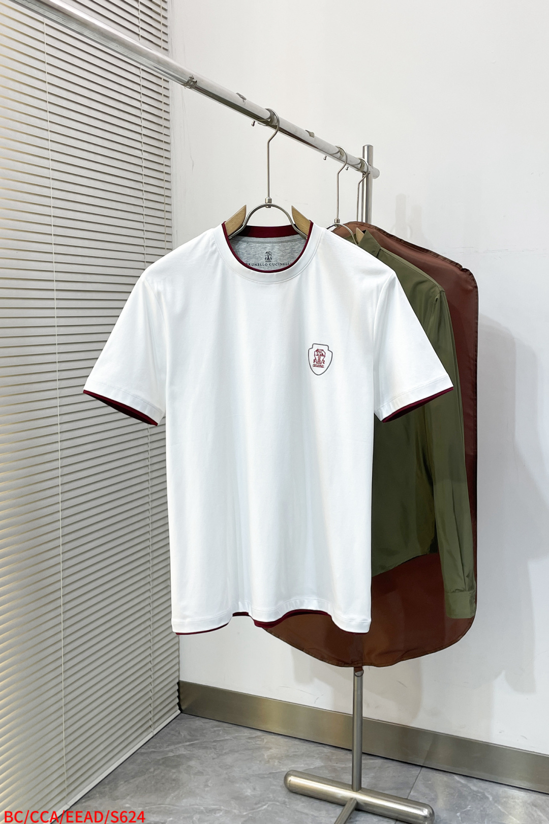 NO:734474,S624 BC The latest 2026 spring and summer travel series recommended by old money and new money!  A good match for both leisure and sports. Logo embroidered round neck short-sleeved T-shirt. Travel series. This year's design adopts edge contrasting color design. It is very bright. Patentine equipment embroidery makes the whole body exquisite and detailed. The overall upper body is refreshing, clean and textured. Fitted tailoring. Back turtle details and cuff stitching lines make the overall upper body feel more crisp and stylish. The fabric is made of mercerized cotton and the surface has a warm luster. The upper body is comfortable, skin-friendly and breathable.  There are also very good crisp hardware and accessories, all in good condition. Order [Color] Black White [Size] M-3XL Next day, T-shirt, tees, t-shirt,19860909S624 BC 老钱新贵们推荐 2026春夏最新 旅行系列 ！休闲运动都能很好搭配的一款 标志刺绣圆领短袖T恤衫 旅行系列 今年的设计采用边际撞色的设计 很有亮点,百达灵设备刺绣让整体精致而有细节感 整体上身清爽干净而显质感 合体的剪裁 背部龟背细节 袖口缝合线条 让整体上身感更加挺括有型 面料采用丝光棉的材质 表面有着温润的光泽感 上身 舒适 亲肤 透气 又有很好的挺括型 五金辅料 全品相订单【颜色】 黑色 白色【码数】M-3XL 隔天,,T-shirt,tees，t-shirt,,Men's clothing