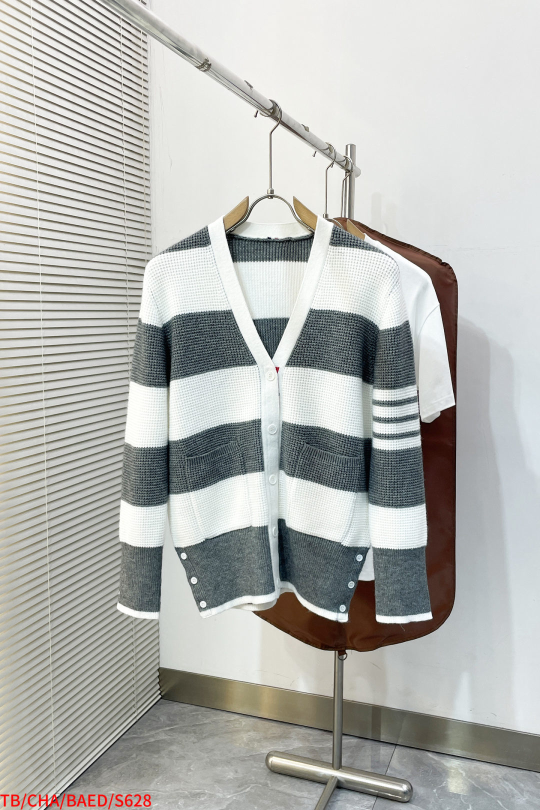 NO:726107,Exchange after the new year S628 TB wide striped knitted cardigan rugby series!  !  Classic wide striped four-bar loose OS [oversize] version. The fabric is 100% Xinjiang long-staple cotton, with four flat and one empty stitches, woven using imported Shima Seiki 357. Natural red bottom Tarot shells, cuffs and hem placket are all suitable for Taiwan imported 2.5cm three-color ribbon. Only high-end goods. Size0.1.2, complete with three standards, versace,19860909年后退换 S628 TB宽条纹针织开衫 橄榄球系列！！经典款宽条纹四杠 宽松OS【oversize】版型 面料百分百新疆长绒棉,四平一空针法,使用进口岛精机357编织 天然红底塔罗贝壳,袖口 下摆门襟皆适用台湾进口2.5cm三色织带 只做高端货 Size0.1.2 三标齐全,,versace,,Men's clothing