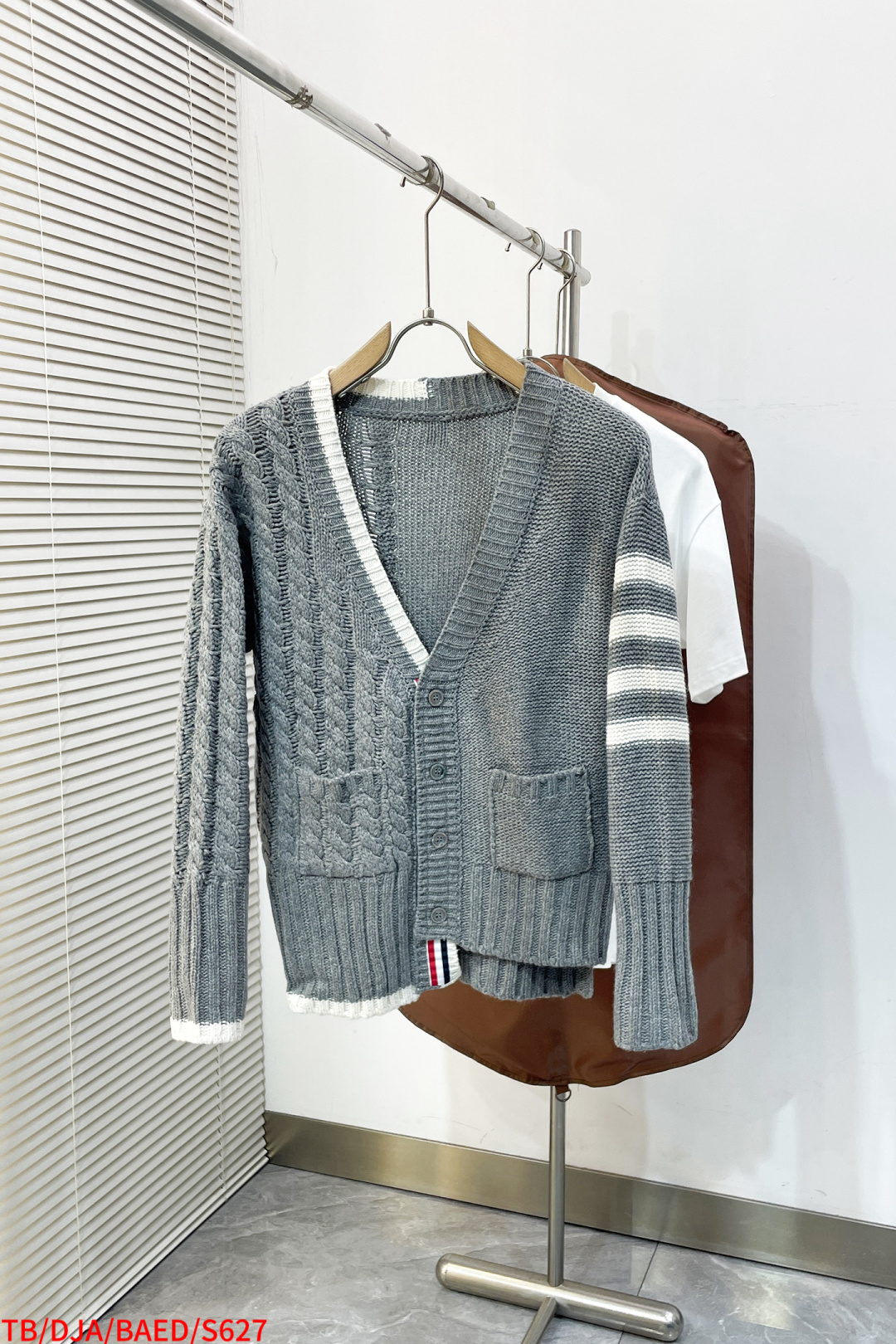 NO:726151,Replacement after the end of the year S627 TB Thom browne. Thickened snowflake dot thick knit cardigan sweater, size 1-4, color gray, navy, complete with three standards,,sweaters,19860909年后退换 S627 TB Thom browne.加厚雪花点粗针开衫毛衣 码数1-4 颜色灰色、藏青 三标齐全,,sweaters,,Men's clothing