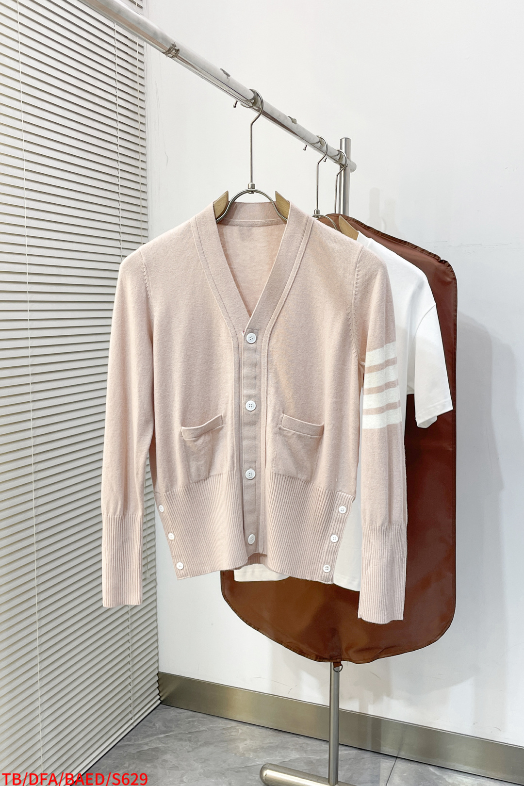 NO:726166,Replace after the end of the year S629 TB Four-button Merino wool thin cardigan The most perfect pairing for couples You can’t take it off after wearing this brand. It improves your temperament by at least five degrees. The classic knitted cardigan is made of merino fine wool. 16-needle imported Stoll machine 48-count double-ply yarn. It is soft, delicate and skin-friendly. It feels very smooth and elastic!  It has strong warmth retention, is light and comfortable, and the zp is slightly transparent and not dense. It can be used as a coat or inner layer in autumn and winter. It can be used as a sun protection shirt and air-conditioning shirt in spring and summer. It is truly a versatile item all year round!  Size 1-4, complete with three standards, jackets & coats,19860909年后退换 S629 TB  四扣美利奴羊毛薄款开衫 最完美的情侣搭配 这个牌子的东西穿上就脱不下来了 提高气质至少五个度 经典针织开衫美利奴细羊毛制成 16针进口斯托尔机48支双股纱 柔软细腻亲肤 手感非常光滑有弹性！ 保暖性强 又轻薄舒适 zp是微透的 不是密实的哦喔 秋冬可当外套或者内搭 春夏可做防晒衫和空调衫 真正的一年四季万用款！ 码数1-4 三标齐全,,jackets & coats,,Men's clothing