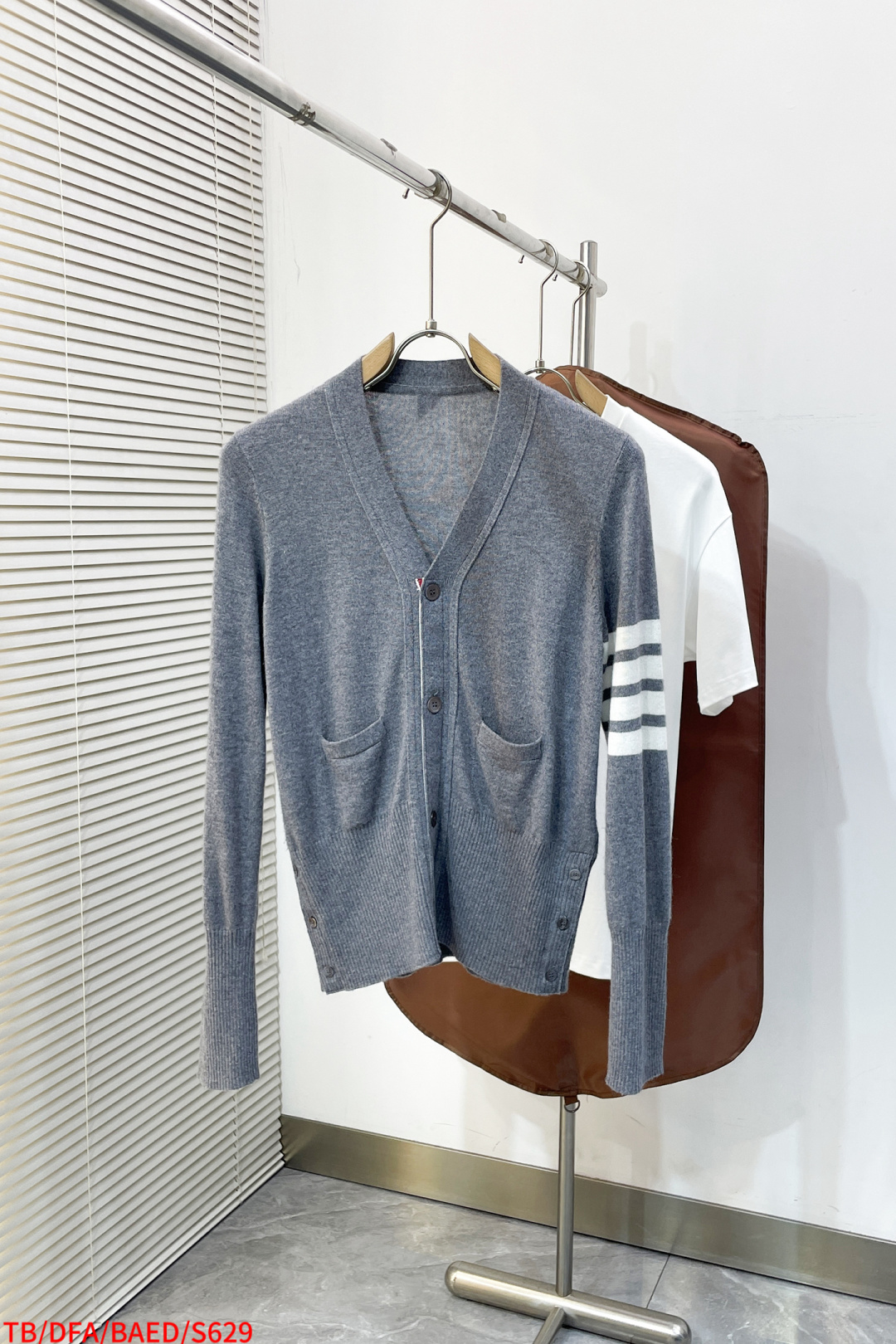 NO:726158,Replace after the end of the year S629 TB Four-button Merino wool thin cardigan The most perfect pairing for couples You can’t take it off after wearing this brand. It improves your temperament by at least five degrees. The classic knitted cardigan is made of merino fine wool. 16-needle imported Stoll machine 48-count double-ply yarn. It is soft, delicate and skin-friendly. It feels very smooth and elastic!  It has strong warmth retention, is light and comfortable, and the zp is slightly transparent and not dense. It can be used as a coat or inner layer in autumn and winter. It can be used as a sun protection shirt and air-conditioning shirt in spring and summer. It is truly a versatile item all year round!  Size 1-4, complete with three standards, jackets & coats,19860909年后退换 S629 TB 四扣美利奴羊毛薄款开衫 最完美的情侣搭配 这个牌子的东西穿上就脱不下来了 提高气质至少五个度 经典针织开衫美利奴细羊毛制成 16针进口斯托尔机48支双股纱 柔软细腻亲肤 手感非常光滑有弹性！ 保暖性强 又轻薄舒适 zp是微透的 不是密实的哦喔 秋冬可当外套或者内搭 春夏可做防晒衫和空调衫 真正的一年四季万用款！ 码数1-4 三标齐全,,jackets & coats,,Men's clothing