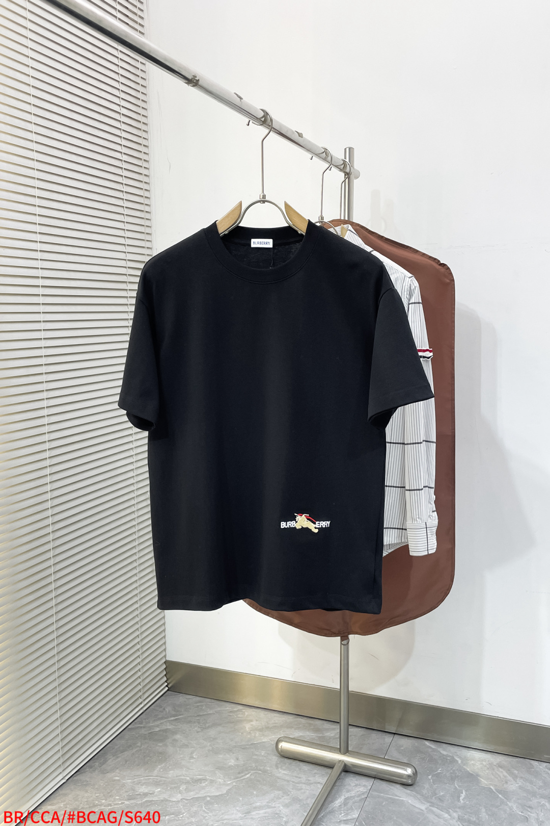 NO:729502,Replaced after the year S640 BR High version of Burberry Heavy craftsmanship letter embroidery Logo exquisitely upgraded, original fabric short-sleeved T-shirt Customized 300 grams same-tank dyed fabric Feels very comfortable, fashionable and personalized Super versatile and good-looking Suitable for both men and women A must-have item for both men and women Hang tag Collar label Washed wheat Complete three standards Sizes S M L XL 2XL,, burberry, burberry, T-shirt, tees, t-shirt,19860909年后退换 S640 BR 高版本Burberry巴宝莉 重工艺字母刺绣 Logo标识精致升级, 原版面料 短袖T恤 定制300克同缸染面料 手感非常舒服时尚又个性 超级百搭好看 男女都非常合适 人手必备款 吊牌 领标 水洗麦 三标齐全 尺码S M L XL 2XL,,burberry,burberry,T-shirt,tees，t-shirt,,Men's clothing