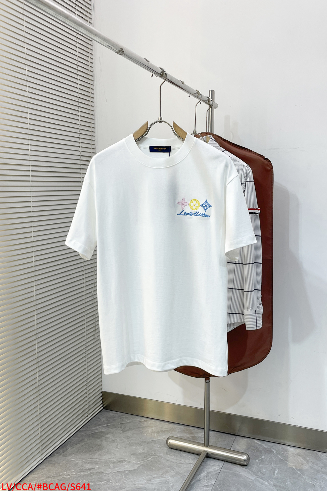 NO:734486,S641 High version of LV Louis Vuitton. Heavy craftsmanship letter embroidery. Logo logo is exquisitely upgraded. Original fabric. Short-sleeved T-shirt. Customized 300g same vat dyed fabric. It feels very comfortable, fashionable and personalized. Super versatile and good-looking. Very suitable for both men and women. A must-have for everyone. Hang tag. Collar label. Washed wheat. Three standards are complete. Sizes S M L XL 2XL, Louis Vuitton, Louis  vuitton,T-shirt,tees,t-shirt,19860909S641 高版本LV路易威登 重工艺字母刺绣 Logo标识精致升级, 原版面料 短袖T恤 定制300克同缸染面料 手感非常舒服时尚又个性 超级百搭好看 男女都非常合适 人手必备款 吊牌 领标 水洗麦 三标齐全 尺码S M L XL 2XL,,louis vuitton,louis vuitton,T-shirt,tees，t-shirt,,Men's clothing