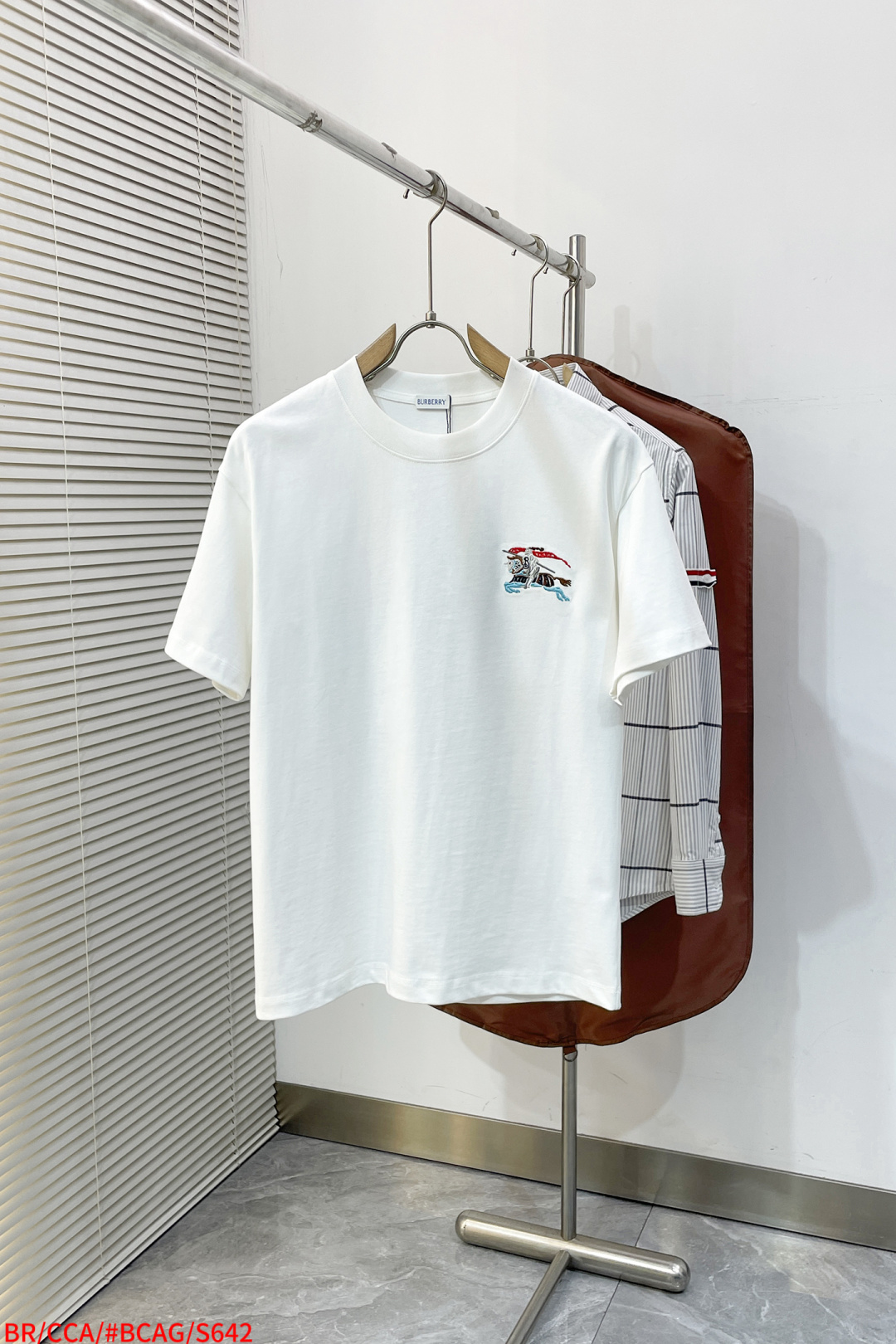 NO:729594,Replaced after the year S642 BR High version of Burberry Heavy craftsmanship letter embroidery Logo exquisitely upgraded, original fabric short-sleeved T-shirt Customized 300 grams same-tank dyed fabric Feels very comfortable, fashionable and personalized Super versatile and good-looking Suitable for both men and women A must-have item for both men and women Hang tag Collar label Washed wheat Complete three standards Size S M L XL 2XL,, burberry, burberry, T-shirt, tees, t-shirt,19860909年后退换 S642 BR 高版本Burberry巴宝莉 重工艺字母刺绣 Logo标识精致升级, 原版面料 短袖T恤 定制300克同缸染面料 手感非常舒服时尚又个性 超级百搭好看 男女都非常合适 人手必备款 吊牌 领标 水洗麦 三标齐全 尺码S M L XL 2XL,,burberry,burberry,T-shirt,tees，t-shirt,,Men's clothing