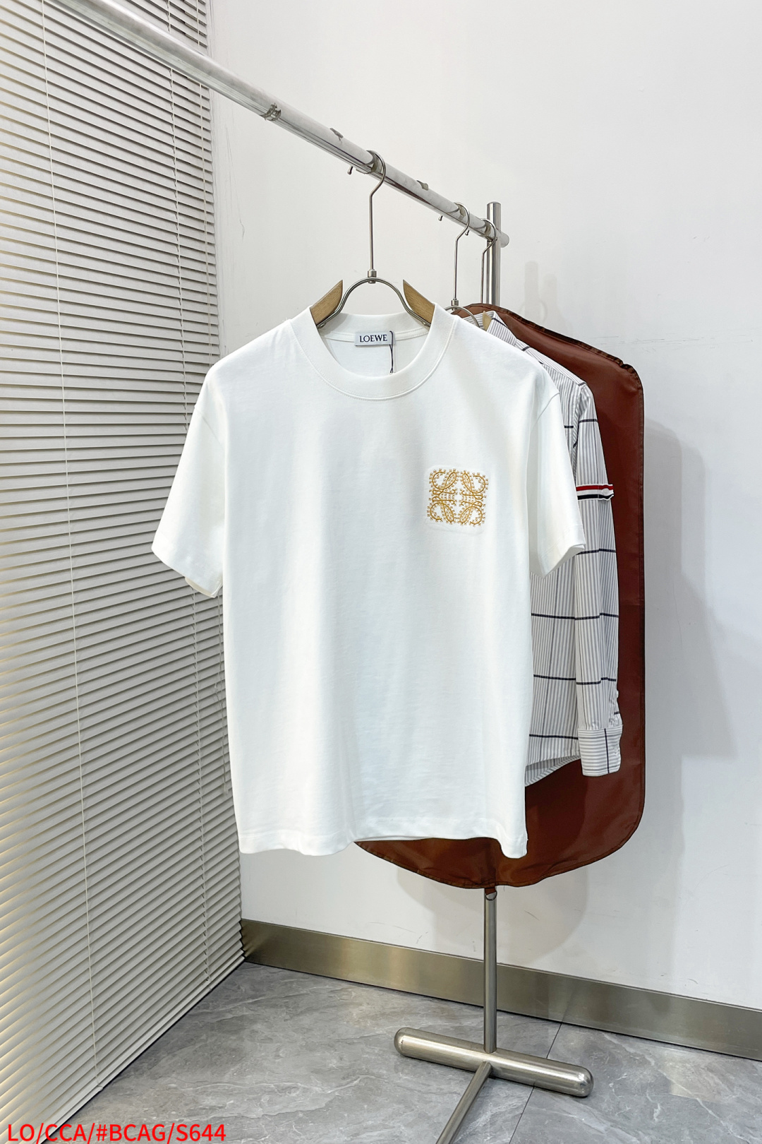 NO:734481,S644 High version of LOEWE Heavy craftsmanship letter embroidery Logo logo exquisitely upgraded, original fabric short-sleeved T-shirt customized 300g same vat dyed fabric feels very comfortable, fashionable and personalized, super versatile and good-looking, very suitable for both men and women, must-have style, tag, collar label, washed wheat, three standard sizes, S M L XL 2XL,, loewe, loewe, T-shirt, tees, t-shirt,19860909S644 高版本LOEWE 罗意威 重工艺字母刺绣 Logo标识精致升级, 原版面料 短袖T恤 定制300克同缸染面料 手感非常舒服时尚又个性 超级百搭好看 男女都非常合适 人手必备款 吊牌 领标 水洗麦 三标齐全 尺码S M L XL 2XL,,loewe,loewe,T-shirt,tees，t-shirt,,Men's clothing