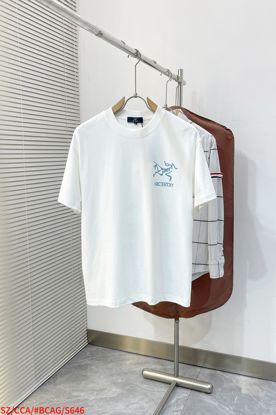 NO:734451,S646 SZ Arc'teryx high version, new original men's casual short sleeves, high-end customization, fashionable and versatile, high weight, imported fabrics, super soft and delicate to the touch, skin-friendly and comfortable to wear, high-end boutique, factory-made fine upper body is very good, men's must-have items, complete with three standards, color black and white, size S-2XL, arc'teryx, T-shirt,19860909S646 SZ 始祖鸟 高版本 新款原单男士休闲短袖 高端定制 时尚百搭爆款 高克重 进口面料 手感超柔软细腻 穿着亲肤舒适 高端精品 代工厂精细做上身非常赞 男士必备单品 三标齐全 颜色黑色白色 尺码S-2XL,arc'teryx,T-shirt,,Men's clothing