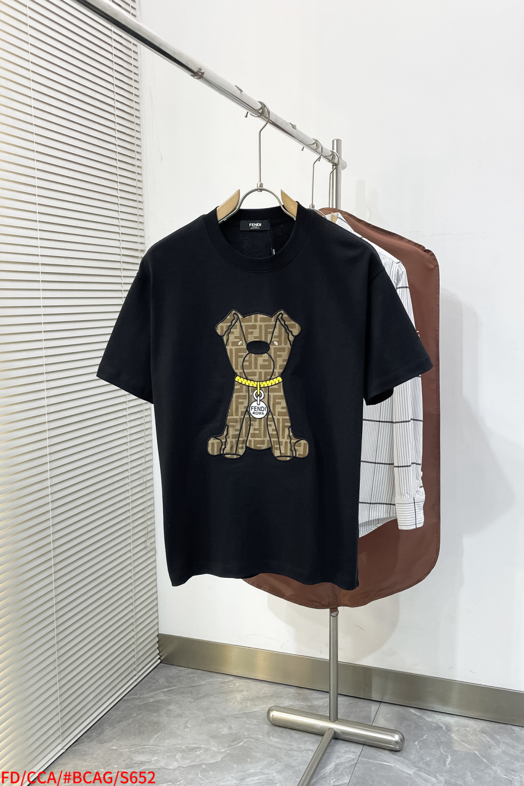 NO:729512,Replaced after the year S652 FD High version of FENDI Fendi Heavy craftsmanship letter embroidery Logo exquisitely upgraded, original fabric short-sleeved T-shirt Customized 300g same vat dyed fabric Feels very comfortable, fashionable and personalized Super versatile and good-looking Suitable for both men and women A must-have for men and women Hang tag Collar label Washed wheat Three standards complete Size S M L XL 2XL,, fendi, fendi, T-shirt, tees, t-shirt,19860909年后退换 S652 FD 高版本FENDI芬迪 重工艺字母刺绣 Logo标识精致升级, 原版面料 短袖T恤 定制300克同缸染面料 手感非常舒服时尚又个性 超级百搭好看 男女都非常合适 人手必备款 吊牌 领标 水洗麦 三标齐全 尺码S M L XL 2XL,,fendi,fendi,T-shirt,tees，t-shirt,,Men's clothing