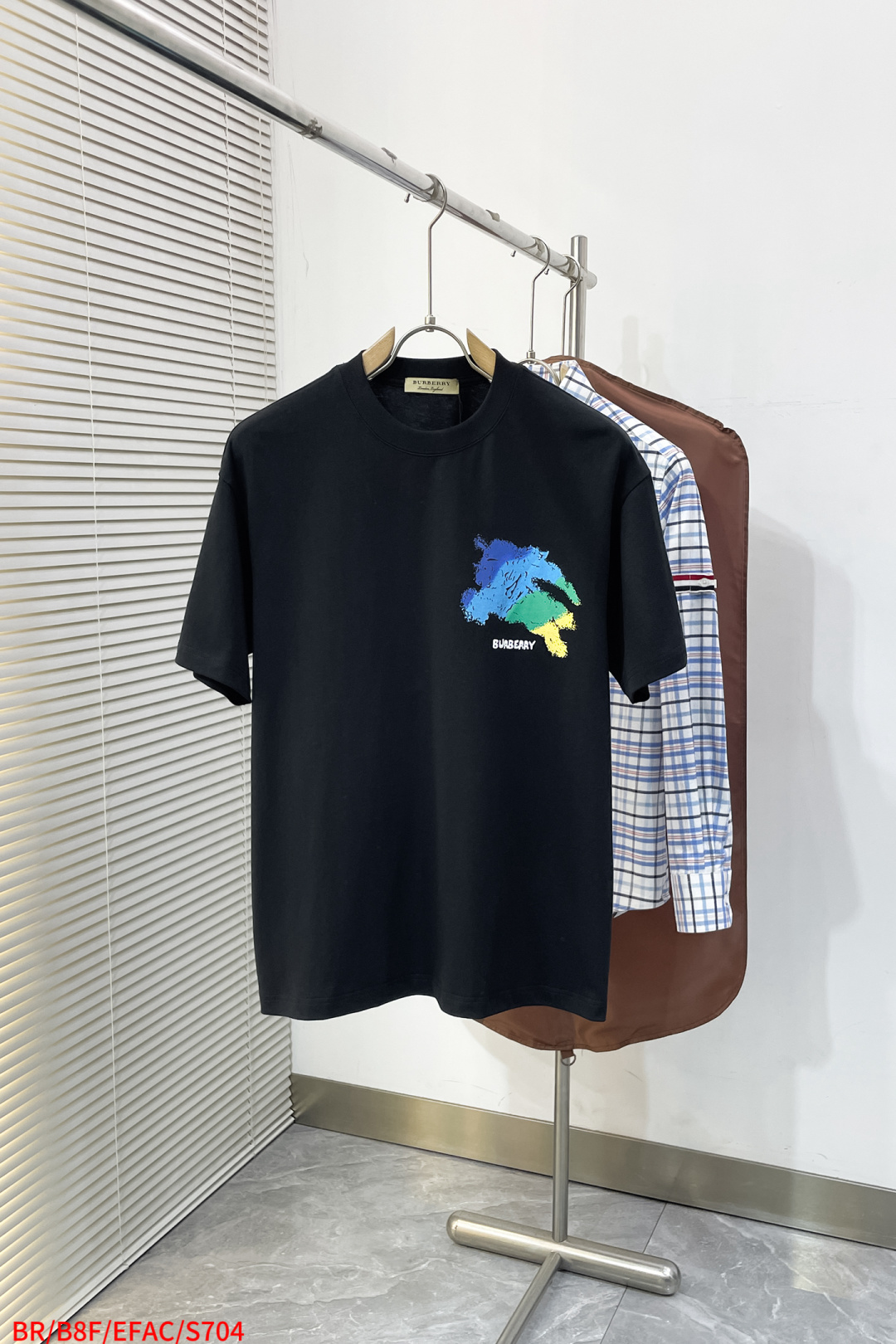 NO:729574,Replacement after the end of the year S704 BR Burberry Equestrian Knight Logo Cotton Short Sleeves A long overdue good product!  BUR's ace channel list, synchronized with major buyer stores, 2025ss new season equestrian knight logo cotton design pure cotton short-sleeved shirt, couple's short-sleeved shirt. Instantly kills all versions on the market. It can only be said that it is not on the same level. No matter in terms of material, detail restoration and craftsmanship, we are not afraid of any challenges, just to provide you with wonderful products. Plain woven cotton T  The shirt is made of plain cotton fabric. It is decorated with the new season EKD logo and has a regular fit - ribbed knitted collar. This is the best matching item for BUR fans to start spring and summer. It is an absolute treasure and a must-have short-sleeved series for trendy men and trendy women!  !  !  Made in Portugal using comfortable and breathable pure cotton fabric, it has a simple and versatile version. Whether paired with refreshing or casual, it is very high-end and cool!  The overall touch of the pure cotton high-count fabric is extremely comfortable, and the skin-friendly effect is also excellent. The OV version also has a perfect dressing effect, which perfectly meets the needs of various wearing occasions. It is extremely extraordinary, the grade and charm are extremely outstanding, and it can better highlight the brand specifications and your pursuit of fashion!  !  As a fan of bbr, this should be a style not to be missed. All the items are now in stock, so everyone is ready to buy them for themselves!  !  There are five sizes of S, M, L, XL and XXL, all three sizes are available, burberry, burberry, T-shirt,19860909年后退换 S704 BR 巴宝莉 马术骑士徽标棉质短袖 迟来的好货好款！BUR王牌渠道单,同步各大买手店 2025ss全新一季马术骑士徽标棉质设计纯棉短袖衫,情侣款短袖衫. 秒杀市面上一切版本 只能说根本就不是一个级别的存在 不管是材质还是细节还原度以及工艺制作方面不惧任何挑战,只为给大家奉献绝妙产物 平织棉 T 恤衫,选用平织棉质面料打造.装饰新季马术骑士徽标（EKD）印花,呈现常规版型-– 罗纹针织领口.便是我献给BUR粉丝开春春夏最佳的搭配单品,绝对的珍品,潮男潮女必入的短袖系列！！！ 采用舒适透气的纯棉面料于葡萄牙精制而成上简约百搭的版型,无论搭配清爽的还是休闲都非常高级有质感cool！纯棉的高支数面料整体的触感极为舒适,亲肤效果也是极佳.且OV版型方面也是完美穿搭效果,完美的符合各种穿搭场合的所需.极为非凡,档次与魅力更是极为的出色亮眼,更能够彰显品牌规格与你对于时尚的追求！！作为bbr的粉丝,应该是不容错过的款式,现货均已入仓,大家自己抢购！！ 码数有五个S、M、L、XL、XXL 三标齐全,,burberry,burberry,T-shirt,,Men's clothing