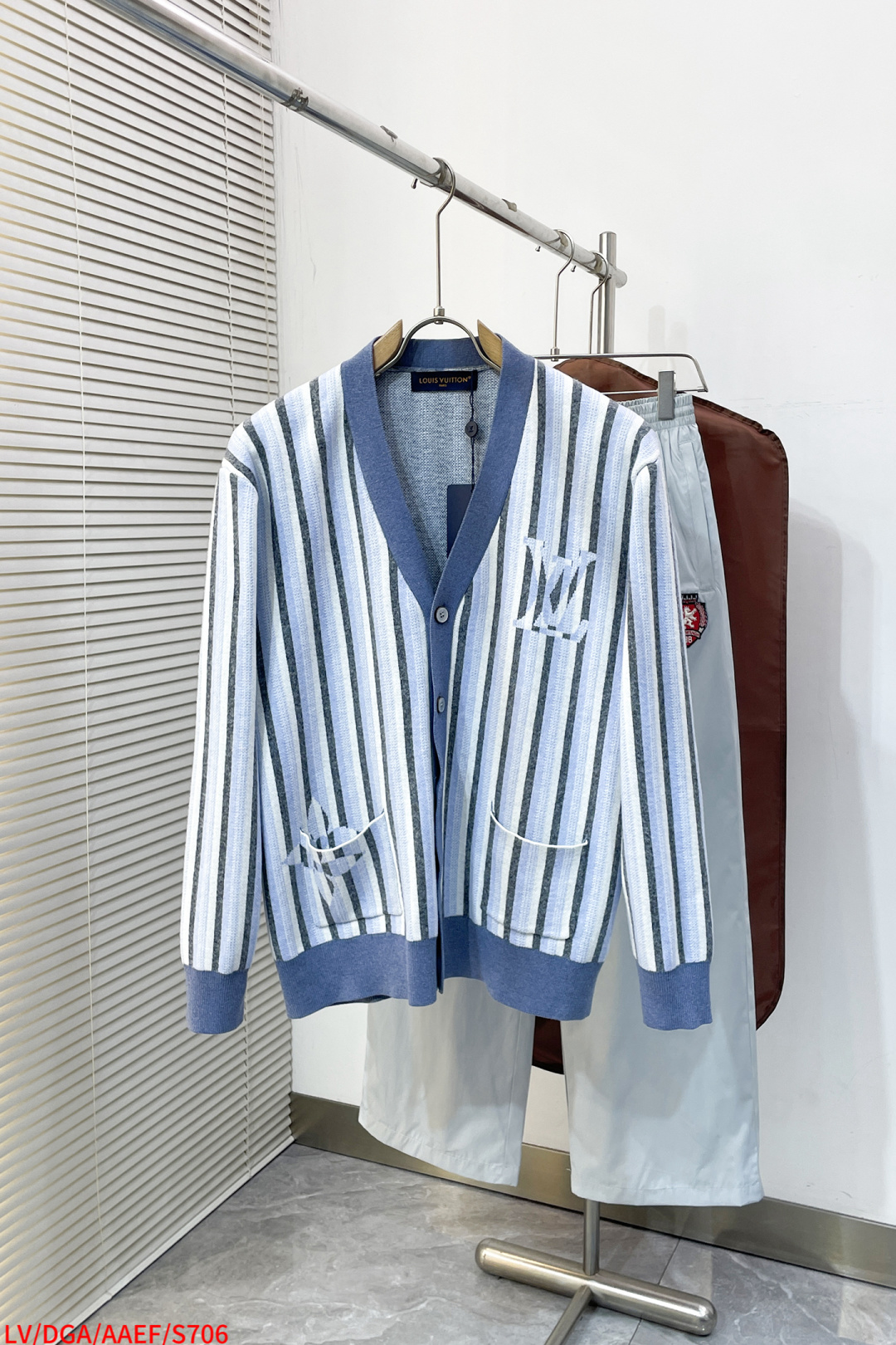 NO:732808,S706 LV 26ss New Cardigan Sweater This button-down cardigan is inspired by the Indian dandy style from the Spring/Summer 2026 shows. Traditional stripes in subtle blue hues are worked into refined knitwear, while an oversized inlaid House signature gives a graphic optical twist to the front and back. Both dashing and effortless, this accentuated layer elevates everyday looks. Regular fit Jacquard Striped Sweater  Contrasting ribbing on collar, fasteners, cuffs and hem Mother-of-pearl effect buttons 2 patch pockets Inlaid signature on front and back Light blue19860909S706 LV 26ss新款开衫毛衣 这款纽扣开衫的灵感来自2026年春夏秀的印度丹迪风格.微妙的蓝色色调的传统条纹被加工成精致的针织品,而超大的镶嵌House签名为正面和背面赋予了图形光学转折.既潇洒又轻松,这种突出的层提升了日常外观. 常规贴合 提花条纹针织衫 衣领、紧固件、袖口和下摆上对比鲜明的罗纹装饰 珍珠母效果按钮 2个贴袋 正面和背面的镶嵌签名 淡蓝色 X 三标齐全 隔天,,louis vuitton,sweaters,,Men's clothing