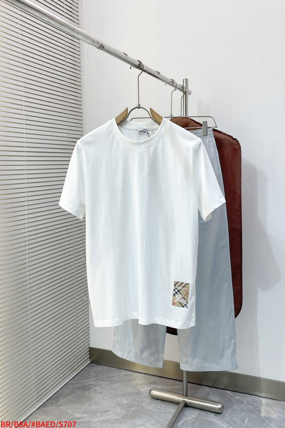 NO:732844,S707 BR Burberry BBR war horse patch short-sleeved T-shirt. It is made of custom-dyed fabrics. The pattern is purchased from yb. The weight is 260g. The fabric is washed. The hem is decorated with a war horse pattern patch. The back neckline is embroidered with a letter logo. It can be matched with many types of bottoms to create a fashionable look. Customized accessories. Complete with three labels. Same size for men and women. S-XL. Next day, burberry, burberry, T-shirt,19860909S707 BR Burberry 巴宝莉 BBR战马贴布短袖T裇 采用定制订染面料,yb购入打版,克重260g,面料水洗,下摆饰以战马图案贴布装饰,后领口字母徽标刺绣点缀,能与多类型下装搭配营造时尚造型,定制辅料,三标齐全,男女同款码数S-XL 隔天,,burberry,burberry,T-shirt,,Men's clothing