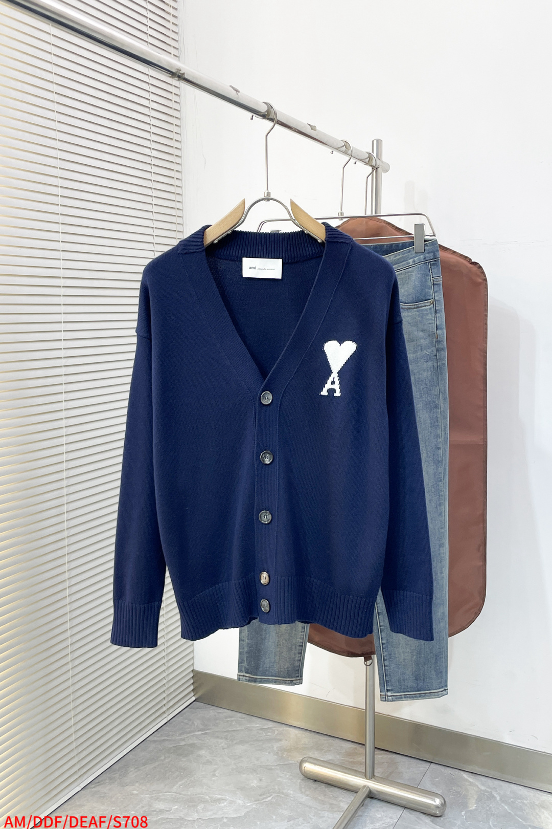 NO:732846,S708 AMI love jacquard fabric selection  Selected four-dimensional blended yarn of wool + cotton and nylon spandex. Each strand of yarn undergoes a 'triple compound twisting' process. Wool provides natural warmth and fluffy feeling. After descaling treatment, it is combined with the smoothness of cotton fiber and is close to the skin.  It is non-itchy when worn and is friendly to sensitive skin. The addition of nylon and spandex increases the fabric's resilience by 40%, making it less likely to wrinkle after long-term wear. It still maintains a fluffy silhouette after machine washing. It feels soft and waxy after blending, breaking the rough impression of traditional wool.  Process 1: The ADC pattern on the chest uses double-layer jacquard technology, woven with milky white yarn, and forms a 'cloud-like' three-dimensional texture through changes in stitch length. The edge of the pattern uses 'gradient narrowing' technology, and the stitch density from the center to the edge is from dense to sparse, showing a hazy feeling of natural smudge. The yarn in the jacquard area has a weight of 280gm, which is 20 higher than the main body of the garment. It feels thick and full, highlighting the relief texture of the pattern. Process 2  The neckline, cuffs, and hem are all made of thickened ribs, with a stitch density of 12 stitches per centimeter, forming a tight and elastic closing. 1 spandex yarn is added to the edge of the ribbing, and it is 'pre-shrunk and shaped' to ensure that it will not become loose or deformed after multiple washings. The neckline is a V-neck design with an angle of 60°, and is combined with double-layer rib binding to not only modify the neck line but also enhance wearing stability. Pattern details  It adopts an Oversize silhouette, with the length reaching the hips, and the overall lines are round and smooth. The two sides of the body are 'slightly tightened' to retain the waistline while being loose to avoid a bloated feeling. Available in three sizes, S-XL. Next day, versace,19860909S708 AMI 爱心提花 面料选择 精选羊毛+棉和锦纶氨纶的四维混纺纱线,每一缕纱线都经过“三重复合捻制”工艺,羊毛提供天然保暖与蓬松感,经过脱鳞处理之后,配合棉纤维的柔滑,贴肤穿着无刺痒感,敏感肌友好.锦纶与氨纶的加入,使面料回弹性提升40,久穿不易起皱,机洗后仍保持蓬松廓形.混纺之后触感软糯,打破传统羊毛的粗糙印象. 工艺1: 胸前ADC图案采用双层提花工艺,以奶白纱线织就,通过针距变化形成“云朵般”的立体肌理.图案边缘采用“渐变收针”技术,从中心到边缘针圈密度由密至疏,呈现自然晕染的朦胧感,提花区域纱线克重达280gm,比衣身主体高出20,触感厚实饱满,凸显图案的浮雕质感. 工艺2 领口、袖口、下摆均采用加厚罗纹,针圈密度达每厘米12针,形成紧密而富有弹性的收口.罗纹边缘加入1氨纶丝,经“预缩定型”处理,确保多次洗涤后不松垮、不变形.领口为V领设计,角度60°,配合双层罗纹包边,既修饰颈部线条,又增强穿着稳定性. 版型细节 采用Oversize廓形,衣长至臀部,整体线条圆润流畅.衣身两侧做“微收腰”处理,在宽松中保留腰线,避免臃肿感. 尺码S-XL 三标齐全 隔天,,versace,,Men's clothing