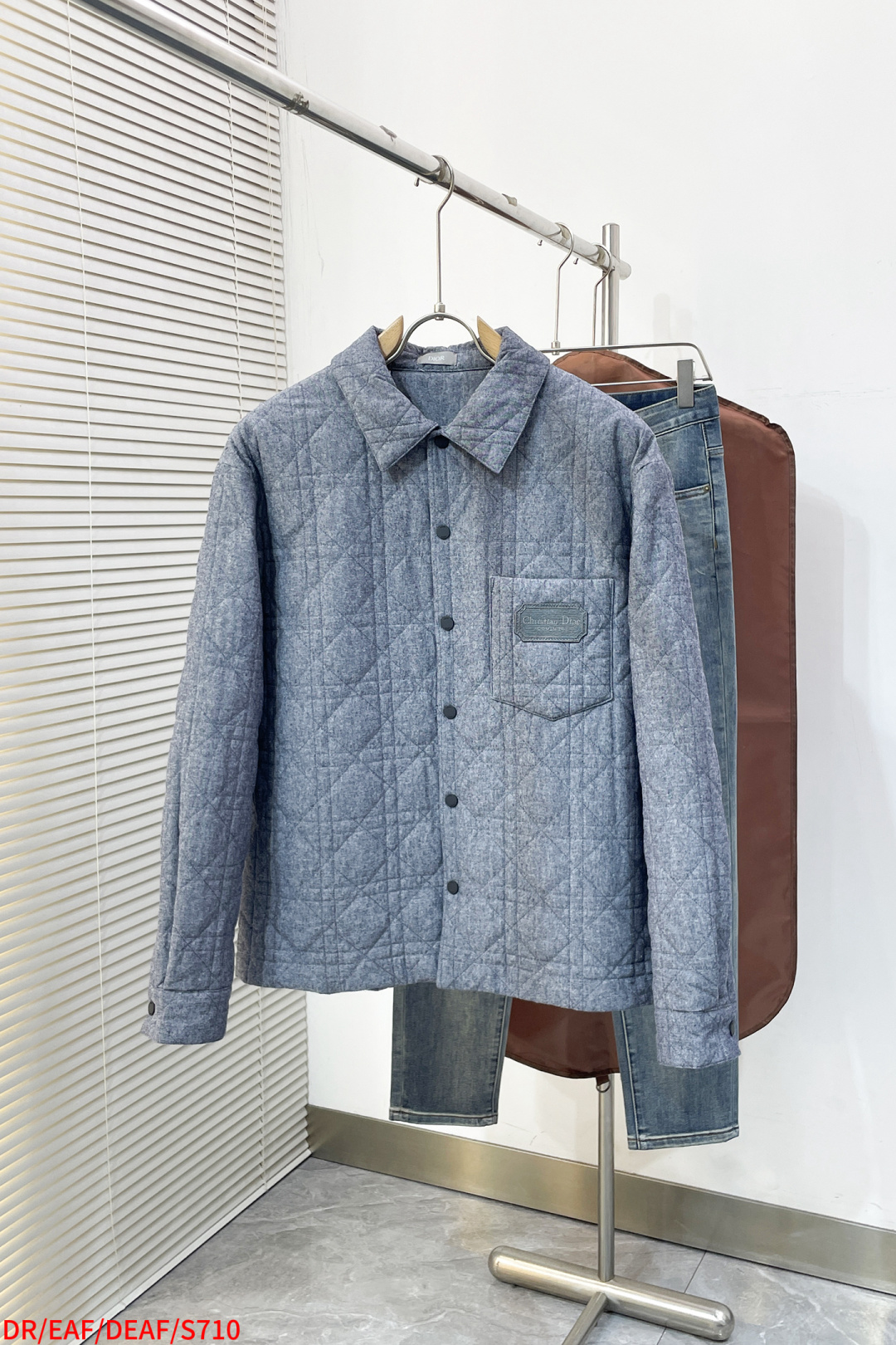 NO:732823,S710 Dior DR Embroidered Badge Shirt Jacket Fabric Selection Made of cotton, the fabric is thick, soft and smooth to the touch, and can retain more still air, effectively blocking the cold outside and playing a thermal insulation role. The denser weave makes it have better wear resistance, durability, and is not prone to wear and pilling. It can still maintain its appearance and feel after frequent washing. Craftsmanship  The embroidered badge adopts a shield-shaped outline design with irregular wavy edges, breaking the traditional square or round stereotype. The letter logo in the center of the embroidered badge is embroidered with fine flat stitches. The stitches are fine and even. The edges of the letters are smooth and burr-free, especially the letters 'C' and 'D'.  The curvature of the curve and the sharp angles of 't' and 'r' are elegantly restored through precise stitch length control. The embroidery thread tension in the text part is consistent, with no skipping or floating threads, showing the high-precision debugging of the embroidery machine and our high requirements for detail control.  Process 2 uses all-over quilted cannage pattern, and every detail is taken care of from the collar to the cuffs. The seamstress accurately adjusts the speed and stitch density of the machine, so that the stitches are smooth and even during the operation. After completion, regular horizontal, vertical, and diagonal quilting lines are formed to enhance the beauty and three-dimensionality. Available in three sizes, S-XL. Next day, dior, jackets & coats, shirts,19860909S710 Dior DR饰刺绣章衬衫式外套 面料选择 选用棉打造而成,面料厚实,触摸起来柔软平整,能留存更多静止空气,有效阻挡外界寒冷,起到保温作用.较密的织法使其具有较好的耐磨性,经久耐用,不易磨损起球,经常洗涤后仍能保持外观和手感. 工艺 绣章采用盾形轮廓设计,边缘呈不规则波浪状,打破传统方形或圆形的刻板印象,绣章中央的字母标识采用细平针绣,针脚细密均匀,字母边缘线条流畅无毛刺,尤其是字母“C”“D”的曲线弧度与“t”“r”的锐角处理,均通过精准的针距控制实现了字体的优雅还原.文字部分的绣线张力一致,无跳线或浮线现象,显示出刺绣机的高精度调试与我们对细节把控的高要求. 工艺2 采用通体绗缝藤格纹,领口至袖口做到每一处细节,缝纫师精确调整机器的速度和针脚密度,作业中线迹平滑、均匀.完成之后形成具有规则的横向,竖向,斜向绗缝线条,提升美观度和立体感. 尺码S-XL 三标齐全 隔天,,dior,jackets & coats,shirts,,Men's clothing