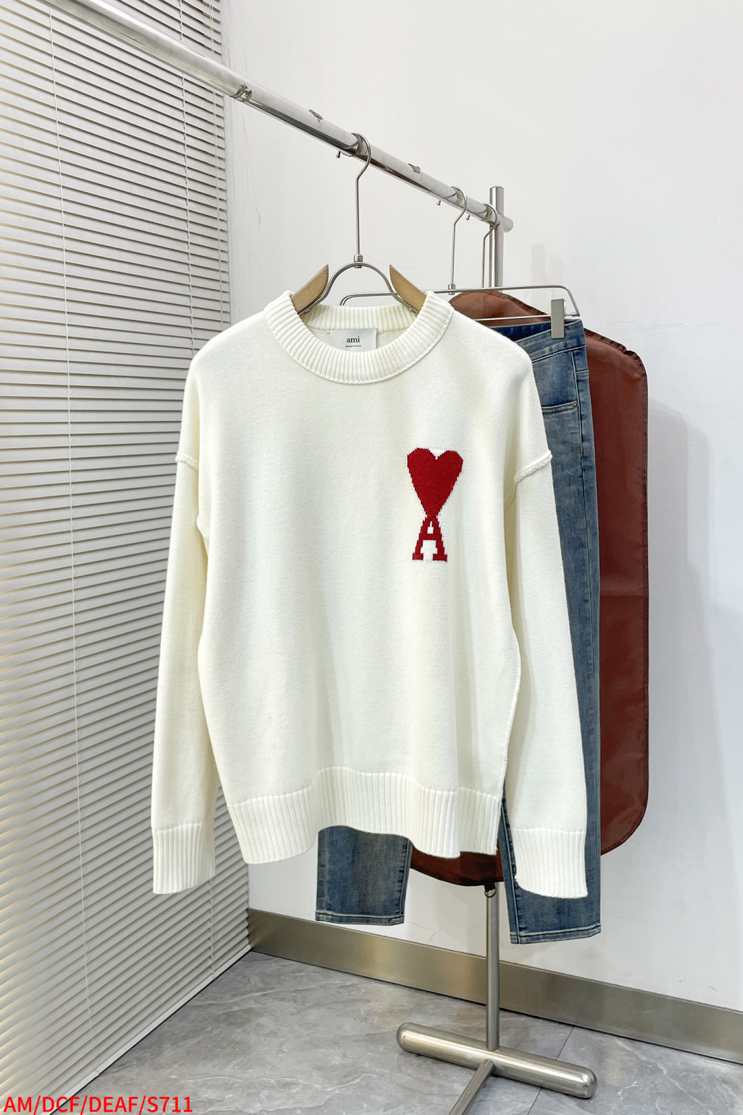 NO:732842,S711 AMI  Red ADC loose round neck knitted sweater, made from a blend of selected wool and long-staple cotton. The natural curly fibers of wool form an air layer, locking in heat and improving the warmth coefficient; the cotton fibers give the fabric good hygroscopicity and breathability, balancing the wool.  It has a slight pricking feeling and is more comfortable to wear next to the skin. The surface shows natural fine fluff, the luster is soft and non-glaring, and the loose silhouette is more lazy and advanced. After pre-shrinking, the shrinkage is controlled within 3%, and it is not easy to deform after washing. It is made of high-elastic fiber  The texture weaving method uses wool-cotton blended yarn as raw material and is interwoven on a 24-needle combing machine. Each centimeter contains 8-10 stitch loops, forming a fine and tight horizontal pattern with both elasticity and resilience. The neckline adopts a double-layer thickened design, and the inner layer is hidden  The shape-reinforced wiring ensures that it is not easily deformed after long-term wear; the cuffs and hem ribs are blended with 10% spandex, which maintains a crisp silhouette while giving the skin a soft wrapping feel. The overall wiring is straight and delicate, the fabric is comfortable and soft, and the color is consistent without color difference.  It can be matched with the same style to create a fashionable look, and can be used in various occasions. Customized accessories, complete with three standards, same style for men and women!  Sizes S-XL next day,,sweaters,19860909S711 AMI 红色ADC宽松圆领针织毛衣,精选羊毛与长绒棉混纺而成,羊毛的天然卷曲纤维形成空气层,锁住热量,提升保暖系数；棉纤维则赋予面料良好的吸湿性与透气性,平衡羊毛的轻微扎感,贴肤穿着更舒适.表面呈现自然的细腻绒毛,光泽柔和不刺眼,宽松廓形下更显慵懒高级.经预缩整理之后,缩水率控制在3％以内,洗后不易变形.采用高弹罗纹织法,以羊毛棉混纺纱线为原料,通过24针精梳机台交织而成.每厘米含8-10个针圈,形成细密紧实的横向纹路,兼具弹性与回弹力.领口采用双层加厚设计,内层隐形加固走线,确保久穿不易变形；袖口与下摆罗纹则融入10％氨纶成分,在保持挺括轮廓的同时,赋予肌肤柔和包裹感.整体走线平直细腻,面料舒适柔软,颜色一致无色差 能与同款搭配营造时尚造型,驾驭各种场合,定制辅料,三标齐全,男女同款！尺码S-XL 隔天,,sweaters,,Men's clothing