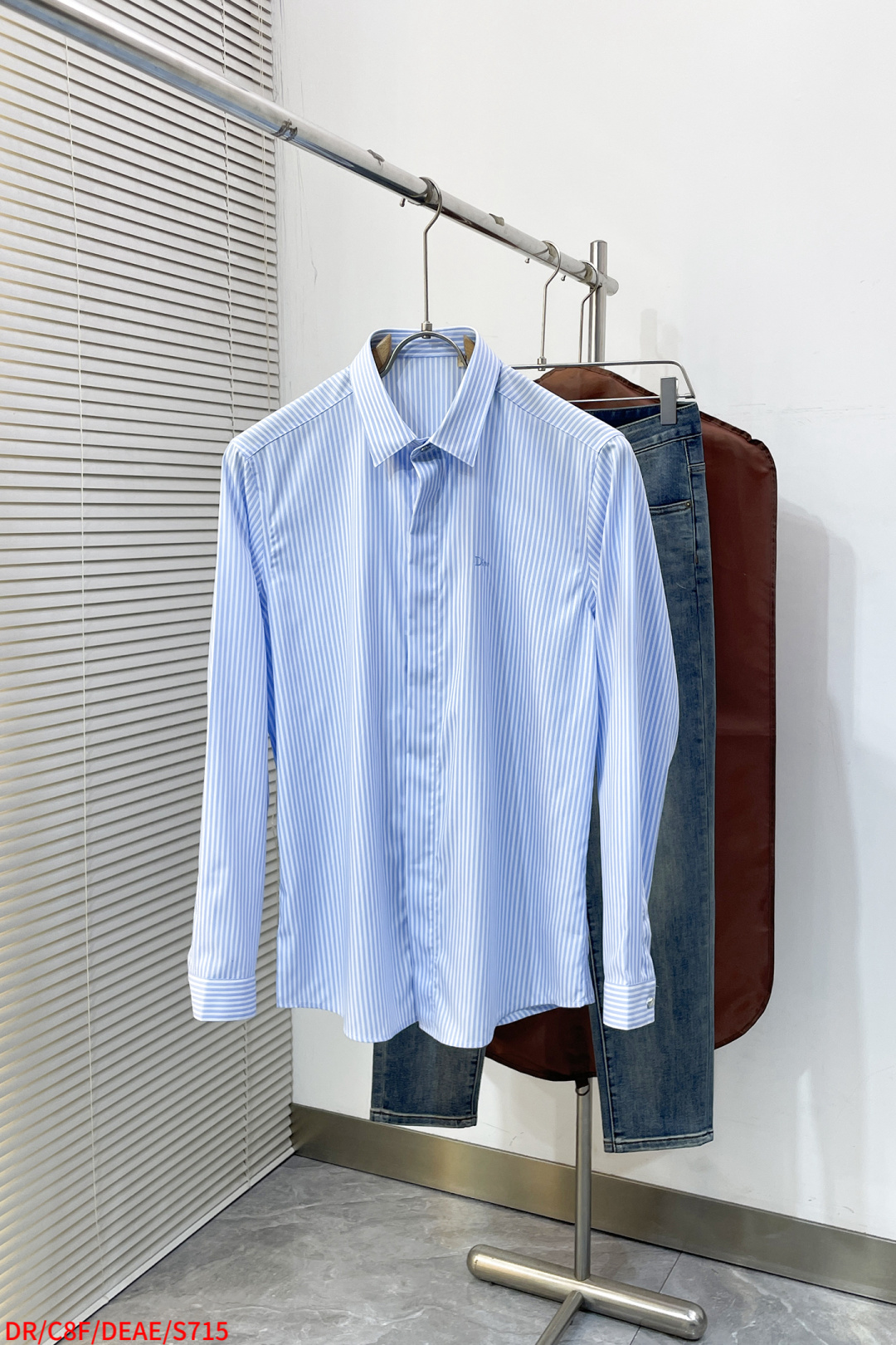 NO:734477,S715 DR Dior SS new fashionable simple long-sleeved shirt for spring and summer. This lightweight cotton shirt is made of 100% cotton fabric. It has a classic and simple design. It has refreshing tones and the color is super super. It is the most worth buying item this season. It has a simple and elegant design. It is a must-have for fashion and is easy to control!  The simple design is an indispensable style, with three-dimensional tailoring and moderate length to beautify the proportions of the upper body. The A60 shape is extremely modern and versatile!  Size (38-42) Color picture color, dior, shirts,19860909S715 DR 迪奥 SS春夏新款时尚简约长袖衬衫,本款轻盈棉质衬衣采用全棉质地面料,经典简约设计搭配,清爽色调,颜色超超超超级赞,这一季最值得入手的单品,简约大气又精致的小设计,时髦精必入,超好驾驭！ 简约设计款不可或缺款式,立体剪裁,适中长度修饰美化上身比例,A60造型上极具现代百搭可塑性！ 尺码（38-42） 颜色图片色,,dior,shirts,,Men's clothing