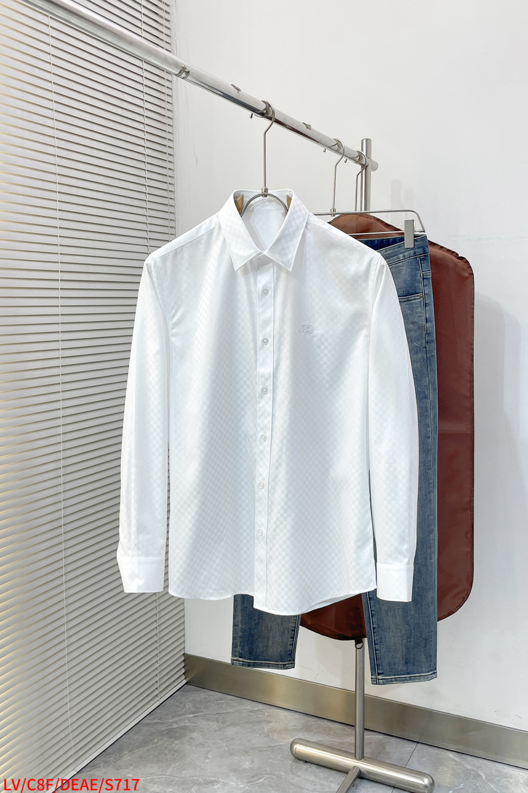 NO:734483,S717 LV Louis Vuitton SS new fashionable and simple long-sleeved shirt for spring and summer. This lightweight cotton shirt is made of 100% cotton fabric. It has a classic and simple design. It has refreshing tones and the color is super super. It is the most worth buying item this season. It has a simple and elegant design. It is a must-have for fashion and is easy to control!  The simple design is an indispensable style, with three-dimensional tailoring and moderate length to beautify the proportions of the upper body. The A60 shape is extremely modern and versatile!  Size (38-42) Color picture color,,louis vuitton,louis vuitton,shirts,19860909S717 LV 路易威登 SS春夏新款时尚简约长袖衬衫,本款轻盈棉质衬衣采用全棉质地面料,经典简约设计搭配,清爽色调,颜色超超超超级赞,这一季最值得入手的单品,简约大气又精致的小设计,时髦精必入,超好驾驭！ 简约设计款不可或缺款式,立体剪裁,适中长度修饰美化上身比例,A60造型上极具现代百搭可塑性！ 尺码（38-42） 颜色图片色,,louis vuitton,louis vuitton,shirts,,Men's clothing