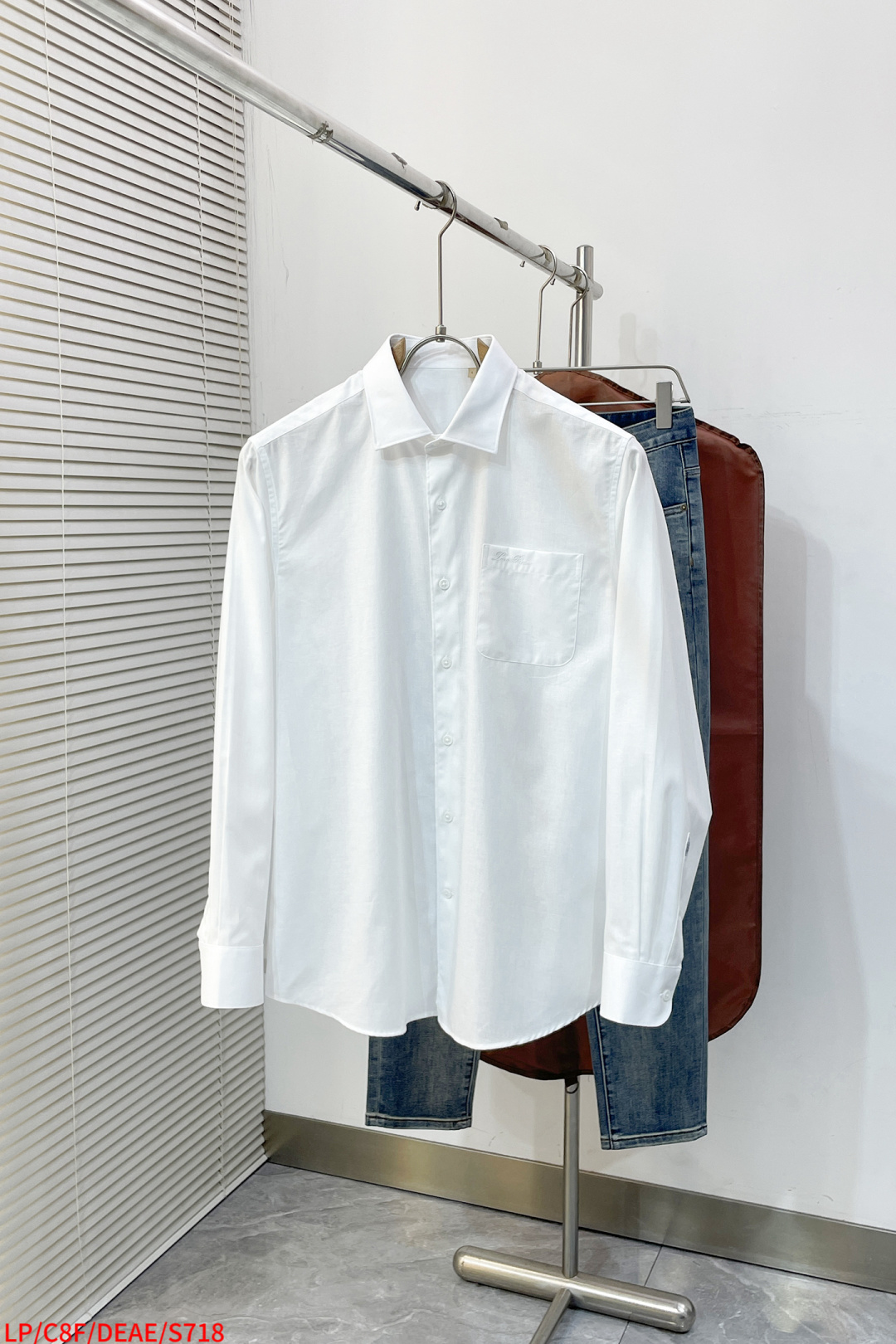 NO:734489,S718 LP SS new spring and summer fashionable simple long-sleeved shirt. This lightweight cotton shirt is made of pure cotton fabric. It has a classic and simple design. It has refreshing tones and the color is super super super. It is the most worth buying item this season. It has a simple and elegant design. It is a must-have for fashion and is easy to control!  The simple design is an indispensable style, with three-dimensional tailoring and moderate length to beautify the proportions of the upper body. The A60 shape is extremely modern and versatile!  Size (38-42) Color Picture Color,,loro piana,shirts,19860909S718 LP SS春夏新款时尚简约长袖衬衫,本款轻盈棉质衬衣采用全棉质地面料,经典简约设计搭配,清爽色调,颜色超超超超级赞,这一季最值得入手的单品,简约大气又精致的小设计,时髦精必入,超好驾驭！ 简约设计款不可或缺款式,立体剪裁,适中长度修饰美化上身比例,A60造型上极具现代百搭可塑性！ 尺码（38-42） 颜色图片色,,loro piana,shirts,,Men's clothing