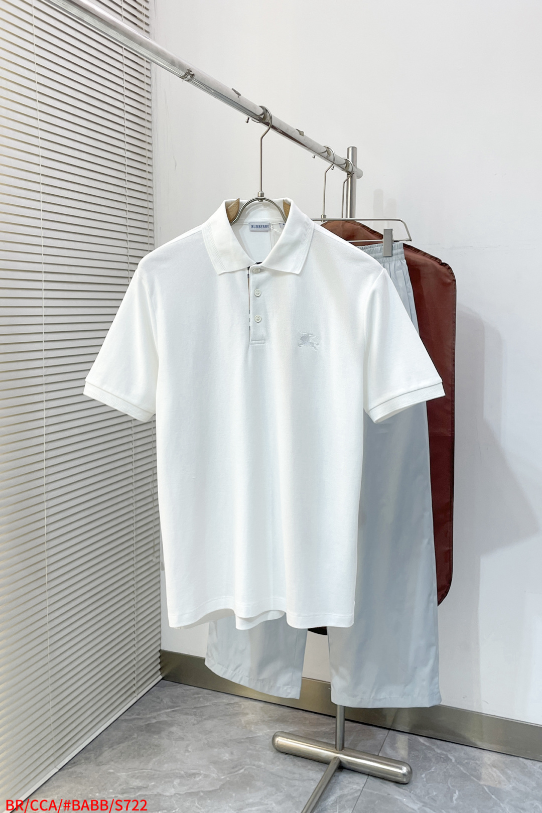 NO:732807,S722 BR Burberry war horse embroidered pique cotton short-sleeved polo shirt. The fabric is the same as the previous long-sleeved polo shirt through BUR's trump channel. There is a channel that found fabric supplier B and ordered the fabric directly. However, this fabric supplier is very good. They won't sell hundreds of pieces of fabric, so we ordered bulk fabrics. We can enjoy the quality of big brands at such a cheap price. Why sell thousands of pieces per piece? Fabrics, fabrics are very rare and are sold outside.  Fabric color fastness, deformation, purity, and various data are not at the same level as ours. Good fabrics give us the intuitive feeling that they are high-end, comfortable, soft, delicate and sinewy. Even if you don't understand fabrics, the touch can give you a new feeling. Our model is based on the color of the fabric with different colors of shell buttons, and the details reflect the quality. The fullness and color fastness of the war horse embroidery are also benchmarks for Xingye, and the war horse logo is also the iconic laogo that has been popular for many years!  If you need to give it as a gift, 10 or 20 pieces are not too much to buy back!  !  It's not picky at all. This style is suitable for the old, middle and young generations. It's very classic, otherwise the official website wouldn't publish it every year!  !  Size M-XXL, complete with three labels, burberry, burberry, T-shirt,19860909S722 BR巴宝莉战马刺绣珠地棉质短袖polo衫 BUR王牌渠道,面料是和之前长袖一样的原面料,有渠道找到了B家面料供货商,直接订的面料,但是这个面料商非常牛,几百件的面料人家根本不会卖,所以订的是大货面料,我们才能用这么便宜的价格享受到大牌的品质,为啥卖几千一件,面料啊,面料非常稀罕,外面的货, 面料色牢度,变型度,纯正度,各种数据和我们完全不在一个层次上,好面料带给我们直观感受就是高级,舒适,柔软细腻有筋骨,即使你不懂面料,触感也能给与你全新的感受. 我们这款是根据面料的色系搭配不同颜色的贝壳纽,细节体现品质.战马刺绣饱满度以及色牢度也是兴业标杆稿,战马标志也是之前一直是流行了好多年的标志性laogo！ 如果有送人需求,10件,20件的买回去都不嫌多 ！！完全不挑人,这个款式,适合老中青三代,非常经典,要不然官网也不会每年都出！！ 码数M-XXL 三标齐全,,burberry,burberry,T-shirt,,Men's clothing