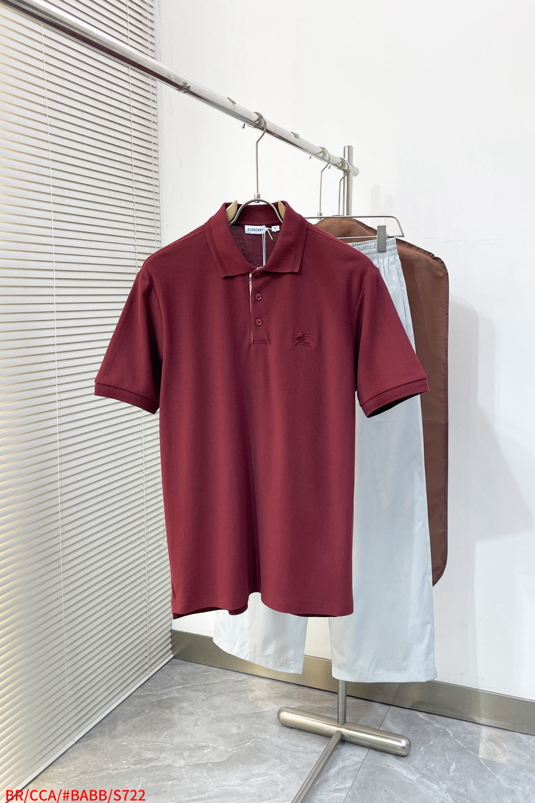 NO:732812,S722 BR Burberry war horse embroidered pique cotton short-sleeved polo shirt. BUR's trump channel, the fabric is the same original fabric as the previous long-sleeved one. There is a channel that found fabric supplier B and ordered the fabric directly. However, this fabric supplier is very good. They won't sell hundreds of pieces of fabric, so they ordered bulk fabrics. We can enjoy the quality of big brands at such a cheap price. Why sell thousands of pieces per piece? Fabrics, fabrics are very rare and are sold outside.  Fabric color fastness, deformation, purity, and various data are not at the same level as ours. Good fabrics give us the intuitive feeling that they are high-end, comfortable, soft, delicate and sinewy. Even if you don't understand fabrics, the touch can give you a new feeling. Our model is based on the color of the fabric with different colors of shell buttons, and the details reflect the quality. The fullness and color fastness of the war horse embroidery are also benchmarks for Xingye, and the war horse logo is also the iconic laogo that has been popular for many years!  If you need to give it as a gift, 10 or 20 pieces are not too much to buy back!  !  It's not picky at all. This style is suitable for the old, middle and young generations. It's very classic, otherwise the official website wouldn't publish it every year!  !  Size M-XXL, complete with three labels, burberry, burberry, T-shirt,19860909S722 BR 巴宝莉 战马刺绣珠地棉质短袖polo衫 BUR王牌渠道,面料是和之前长袖一样的原面料,有渠道找到了B家面料供货商,直接订的面料,但是这个面料商非常牛,几百件的面料人家根本不会卖,所以订的是大货面料,我们才能用这么便宜的价格享受到大牌的品质,为啥卖几千一件,面料啊,面料非常稀罕,外面的货, 面料色牢度,变型度,纯正度,各种数据和我们完全不在一个层次上,好面料带给我们直观感受就是高级,舒适,柔软细腻有筋骨,即使你不懂面料,触感也能给与你全新的感受. 我们这款是根据面料的色系搭配不同颜色的贝壳纽,细节体现品质.战马刺绣饱满度以及色牢度也是兴业标杆稿,战马标志也是之前一直是流行了好多年的标志性laogo！ 如果有送人需求,10件,20件的买回去都不嫌多 ！！完全不挑人,这个款式,适合老中青三代,非常经典,要不然官网也不会每年都出！！ 码数M-XXL 三标齐全,,burberry,burberry,T-shirt,,Men's clothing