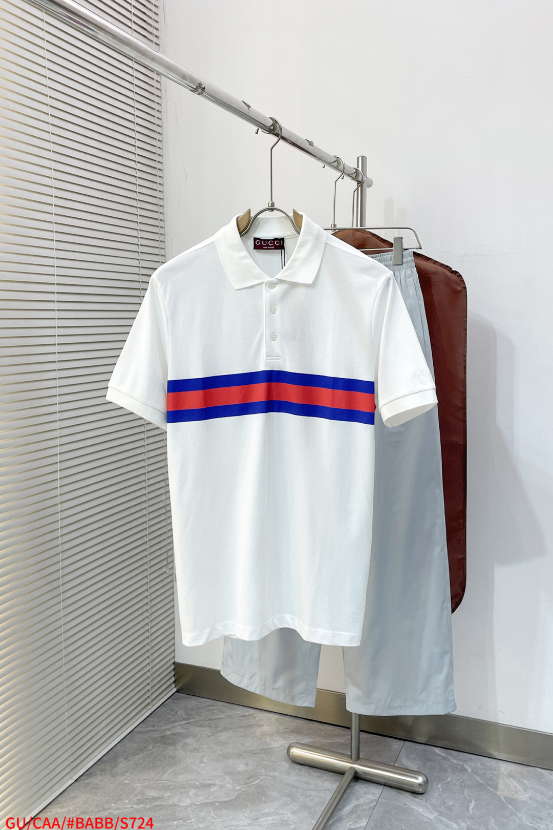 NO:732822,S724 Brand GUCCI fabric pure cotton mercerized pique Weight 230 grams Color White Black Black Size M-XXL Original customization 11 details restored Complete three-label LOGO High-end customization Ribbon pique cotton lapel T-shirt  The brand and the world of tennis were linked in the 1970s; today, the two are rekindling their relationship. Iconic pieces focus on archival details such as striped webbing and innovative fabrics. This lapel T-shirt is made from navy cotton piqué jersey and is intricately embellished with horizontal webbing details for a unique touch. Navy cotton piqué jersey Horizontal webbing detail Polo collar Short sleeves Button fastening Made in Italy  Complete with three labels, gucci, T-shirt, tees, t-shirt,19860909S724 品牌GUCCI 面料纯棉丝光珠地 克重230克 颜色 白黑 黑色 尺码M-XXL 原版定制11细节还原 三标LOGO齐全 高端定制 饰织带珠地棉翻领T恤 品牌与网球世界于20世纪70年代结下不解之缘；如今,两者强力再续良缘.标志性单品聚焦条纹织带等典藏细节和创新面料.这款翻领T恤以海军蓝珠地棉针织面料打造,匠心缀饰横向织带细节,尽释别样风韵. 海军蓝珠地棉针织面料 横向织带细节 Polo领 短袖 纽扣开合 意大利创作 三标齐全,,gucci,T-shirt,tees，t-shirt,,Men's clothing