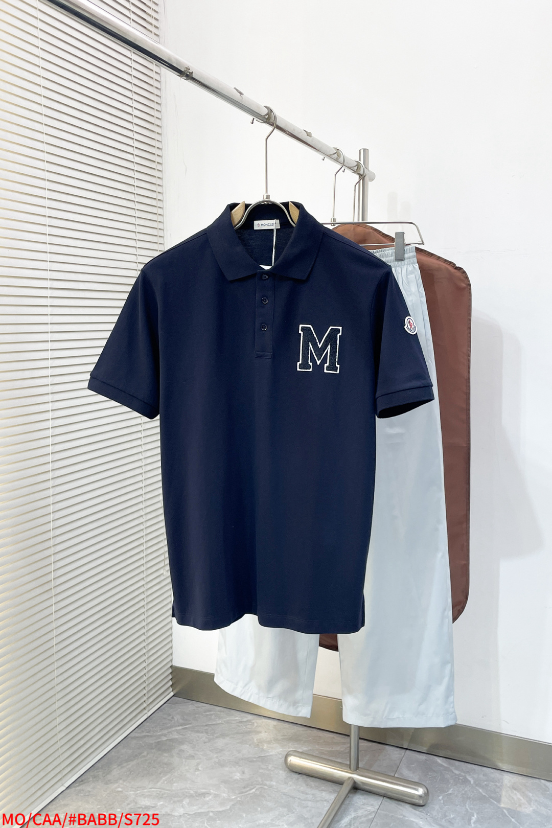 NO:732827,S725 MONCLER terry embroidered shirt ●Original purchase and development of 3700 yuan ●Material piqué pure cotton sateen fabric ●Made by craft terry embroidery ●Color off-white ●Fit-fitting version ●Weight about 305 grams ●Size M-2XL ●Description Customized piqué pure cotton sateen Soft and waxy to the touch Light and draping Use rich navy blue as the main color to show an elegant gentleman style The M letter on the chest is outlined with navy blue thread  The shirt instantly has an embossed space layer, which complements the badges on the sleeves, highlights the brand style, adds vitality and detailed beauty, and interprets the design of the shirt to create a new style of wear. It uses towel embroidery technology, a traditional hand embroidery technology, and uses stitching for embroidery. It is completed by changing the hooking action of a special machine head, and the coils are buckled one by one, thus bringing a towel-like texture and effect. The fabrics have been washed, and the hand texture is better. It is not easy to deform, shrink, or fade.  Maintain long-term beauty. The overall wiring is straight and delicate, the fabric is comfortable and soft, and the color is consistent without color difference. It can be matched with the same style to create a fashionable look and control various occasions. Customized accessories, complete with three standards, same style for men and women!  ,,19860909S725 MONCLER 毛巾绣衫 ●原版3700购入开发 ●面料珠地纯棉缎面料 ●工艺毛巾绣制作 ●颜色米白 ●版型合身版型 ●克重约305克 ●尺码M-2XL ●描述定制珠地纯棉缎 触感软糯 轻盈垂顺 以浓郁的海军蓝为主色调 展现出优雅的绅士风范 胸前M字母用藏蓝色线在海军蓝上勾勒轮廓 让衫瞬间有了浮雕般的空间层次 与衣袖的徽章搭配相得益彰 彰显品牌风范 增添活力与细节美感 衫演绎设计穿搭新风尚.采用毛巾绣工艺 一种传统手工刺绣技术 采用针法进行刺绣 通过变换特种机头勾线动作完成 线圈一环扣一环 从而带来毛巾般的质感和效果.面料都经过浇洗 手感质感更佳 不易变形 不易缩水 不易褪色 保持长久的美观.整体走线平直细腻,面料舒适柔软,颜色一致无色差 能与同款搭配营造时尚造型,驾驭各种场合,定制辅料,三标齐全,男女同款！,,,Men's clothing