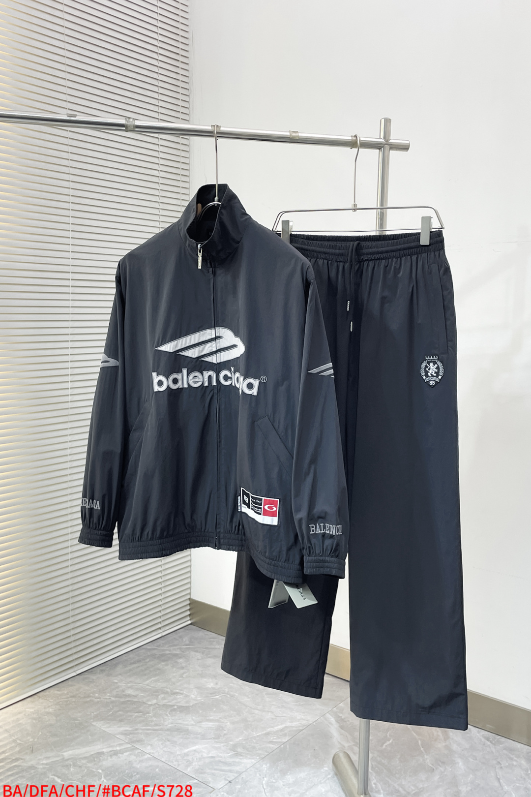 NO:732828,Tops Pants P S BALENCIAGA BLCG 26SSS 3B embroidered football woven trousers. The fabric is made of 50 cotton nylon technical poplin, which gives the jacket a light and crisp texture and excellent breathability. It adapts to the needs of high-intensity sports. The fabric is treated with special technology and is anti-wrinkle and wear-resistant while maintaining a soft and skin-friendly wearing experience. High-functional design details. Double-head zipper opening and closing to flexibly adjust the shape of the neckline to unlock the possibility of wearing in multiple scenes. High collar mode to resist cold wind.  Pull down the zipper to instantly switch to lazy street style. The embroidery in many parts of the body adopts imported Tajima embroidery technology. The high density is more textured. The left and right embroidery at the placket should fit closely. The process is complicated and the restoration is difficult. The process here is different from the market currency. Sizes XS-S-M are available in three standards. Next day, balenciaga, jackets & coats,19860909上衣 裤子P S BALENCIAGA BLCG 26SSS 3B刺绣足球梭织长裤 面料采用50棉锦纶科技府绸 赋予夹克轻盈挺括的质感与卓越的透气性 适应高强度运动需求 面料经特殊工艺处理 抗皱耐磨 同时保持柔软亲肤的穿着体验 高机能设计细节 双头拉链开合灵活调节领口形态 解锁多场景穿搭可能 高领模式抵御寒风 下拉拉链瞬间切换慵懒街头风 全身多处绣花采用进口田岛绣花工艺 高密度更加有质感 门襟处绣花左右幅应贴合密切 工艺比较复杂 还原难度高 此处工艺区别市场通货 尺码XS-S-M 三标齐全 隔天,,balenciaga,jackets & coats,,Men's clothing