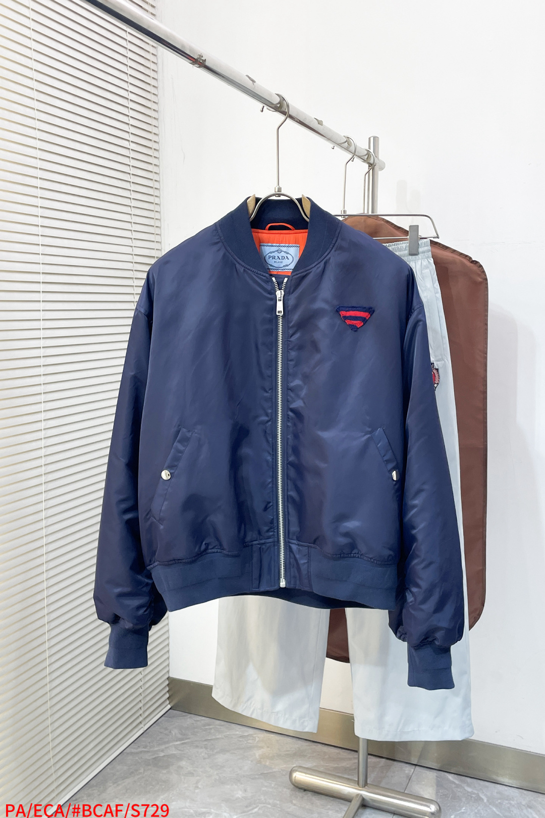 NO:732813,S729 PA PRADA 25FW knitted triangle logo cotton jacket. The fabric is made of 40D nylon fabric. The nylon fabric is light and durable. It is suitable for all kinds of daily outdoor wear and improves the wearing experience. The cuffs are made of customized wool thread cuffs, which have a higher thermal insulation effect while maintaining a certain degree of breathability, making it more comfortable to wear. The navy blue and red triangle logo design on the chest is very eye-catching. The custom-dyed navy blue color fits the body color more closely. Double pocket design on both sides of the inside.  Customized hardware zipper, engraved logo zipper, full set of accessories, size 38-40-42-44, three complete standards, next day, prada, jackets & coats,19860909S729 PA PRADA 25FW针织三角标棉服夹克 面料采用40D尼龙面料 尼龙面料轻盈且耐用 适合各种日常户外穿着 提升穿着体验 袖口采用订制羊毛螺纹袖口 具有更高的保温效果 同时保持一定的透气性 使得穿着更加舒适 胸口藏青拼红三角标设计 非常的吸睛 定染颜色藏青色跟大身颜色更加贴合融为一体 内里两侧双口袋设计 订制五金拉链 刻字logo拉链 全套辅料 尺码 38-40-42-44 三标齐全 隔天,,prada,jackets & coats,,Men's clothing