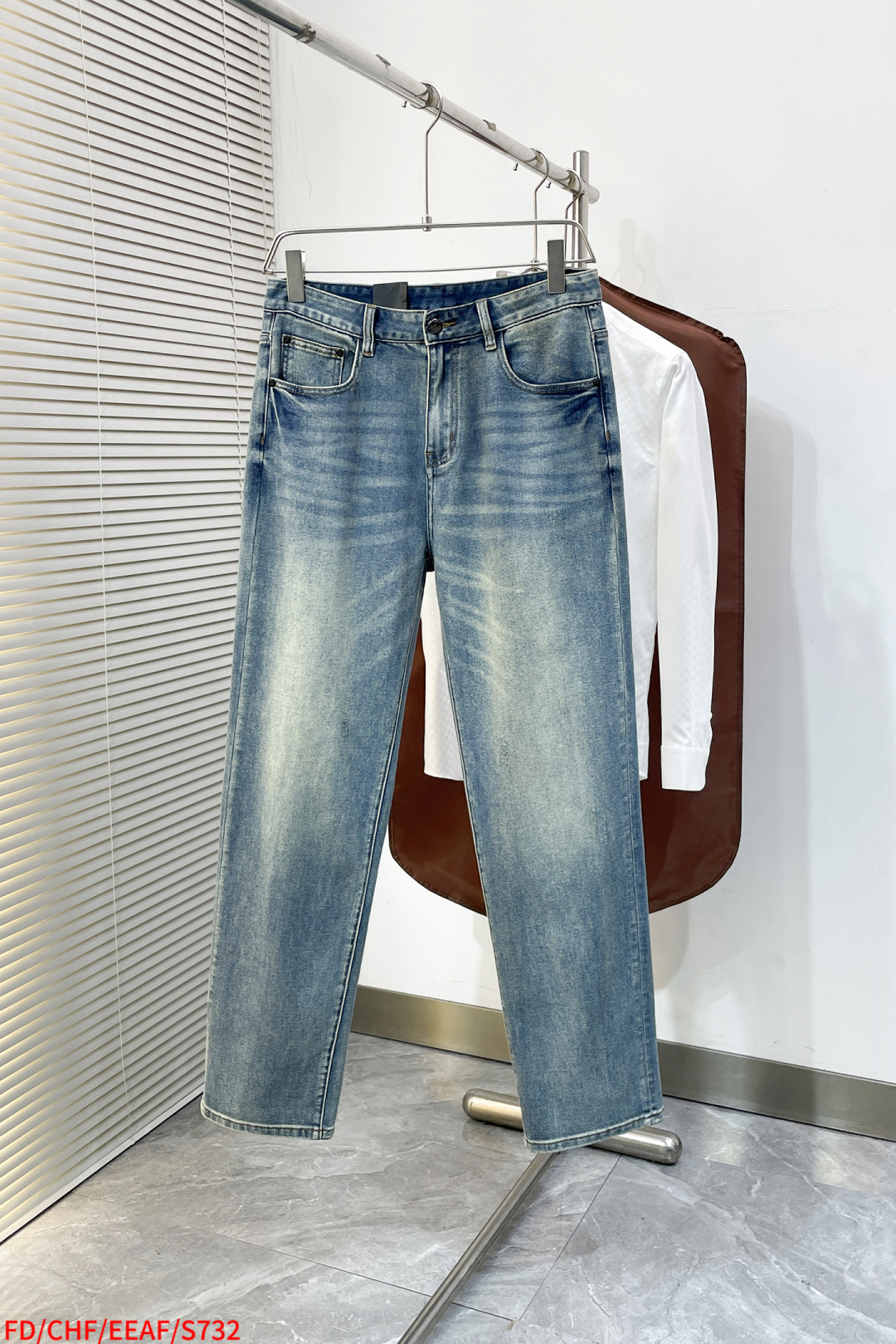 NO:734452,S732 FD Fendi 2026ss is easy to wear and does not matter your figure. There are not many restrictions on matching. You can casually and concisely set off other items to show your own style and posture~  I have to give it a thumbs up for its practicality. There is no choice in the version/detailed design. Whoever wears it will look better. This model really flatters the leg shape better than you think. The overall focus is on comfort. The size of the trouser legs is just right. It makes the legs slimmer and straighter. It can easily be worn to create long legs that fill the screen, and the elongated proportions are full of aura!  It can be matched with any style of items, and can be matched with various types of knitted fabrics. You no longer have to worry about matching when going out in daily life. Size S-3xl Next day, fendi,19860909S732 FD Fendi 2026ss好穿不挑身材在搭配上没有太多的限制 随意简洁的衬托其他单品,来展现自己的风格姿态～ 对于它的实穿性不得不竖起一个大拇指了,版型／细节设计没得挑,谁穿谁好看.这款真的要比你想象中更加修饰腿型,整体以舒适为主,裤腿大小做的恰到好处,显瘦显腿直,轻松穿出满屏的大长腿,拉长比例气场全开！ 可以百搭任何风格的单品,搭配各种／,针织都可,日常外出不必再为搭配而烦恼了 尺码S-3xl 隔天,,fendi,,Men's clothing