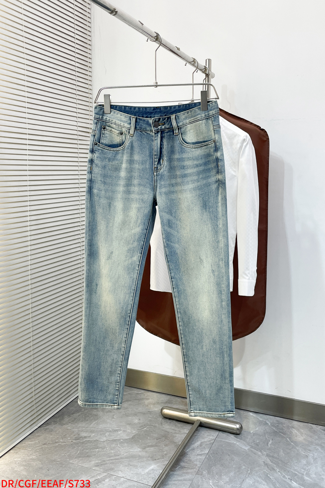 NO:734447,S733 DR Dior 2026ss is easy to wear and does not matter your figure. There are not many restrictions on matching. You can casually and concisely set off other items to show your own style and posture~  I have to give it a thumbs up for its practicality. There is no choice in the version/detailed design. Whoever wears it will look better. This model really flatters the leg shape better than you think. The overall focus is on comfort. The size of the trouser legs is just right. It makes the legs slimmer and straighter. It can easily be worn to create long legs that fill the screen, and the elongated proportions are full of aura!  It can be matched with any style of item, and can be matched with any kind of knitting. You don’t have to worry about matching for daily outings. There are sizes 29-40 and 35. Next day, dior,19860909S733 DR Dior 2026ss好穿不挑身材在搭配上没有太多的限制 随意简洁的衬托其他单品,来展现自己的风格姿态～ 对于它的实穿性不得不竖起一个大拇指了,版型／细节设计没得挑,谁穿谁好看.这款真的要比你想象中更加修饰腿型,整体以舒适为主,裤腿大小做的恰到好处,显瘦显腿直,轻松穿出满屏的大长腿,拉长比例气场全开！ 可以百搭任何风格的单品,搭配各种／,针织都可,日常外出不必再为搭配而烦恼了 尺码29-40 有35 隔天,,dior,,Men's clothing