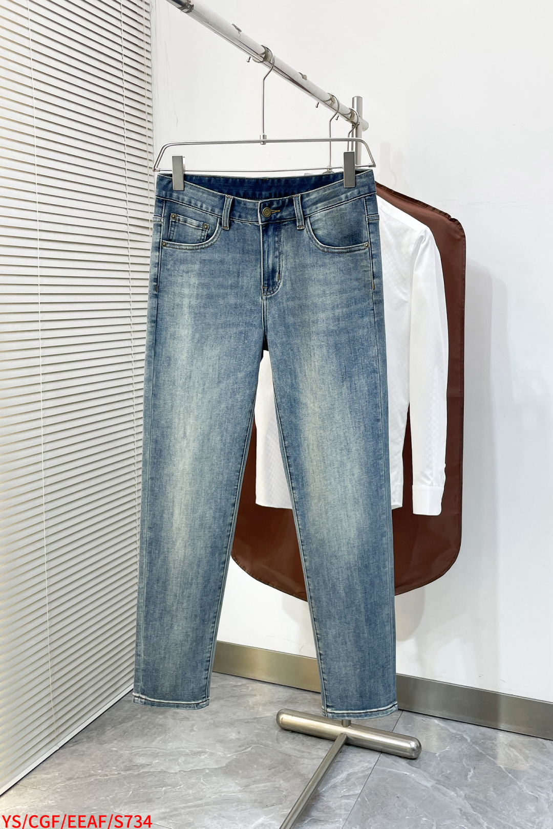 NO:734487,S734 YSL 2026ss is easy to wear and does not matter your figure. There are not many restrictions on matching. You can casually and concisely set off other items to show your own style and posture~  I have to give it a thumbs up for its practicality. There is no choice in the version/detailed design. Whoever wears it will look better. This model really flatters the leg shape better than you think. The overall focus is on comfort. The size of the trouser legs is just right. It makes the legs slimmer and straighter. It can easily be worn to create long legs that fill the screen, and the elongated proportions are full of aura!  It can be matched with any style of items, and can be matched with various / knitted items. You no longer have to worry about matching when going out every day. Size 29-40 35 Next day, saint laurent,19860909S734 YSL 2026ss好穿不挑身材在搭配上没有太多的限制 随意简洁的衬托其他单品,来展现自己的风格姿态～ 对于它的实穿性不得不竖起一个大拇指了,版型／细节设计没得挑,谁穿谁好看.这款真的要比你想象中更加修饰腿型,整体以舒适为主,裤腿大小做的恰到好处,显瘦显腿直,轻松穿出满屏的大长腿,拉长比例气场全开！ 可以百搭任何风格的单品,搭配各种／,针织都可,日常外出不必再为搭配而烦恼了 尺码29-40 35 隔天,,saint laurent,,Men's clothing