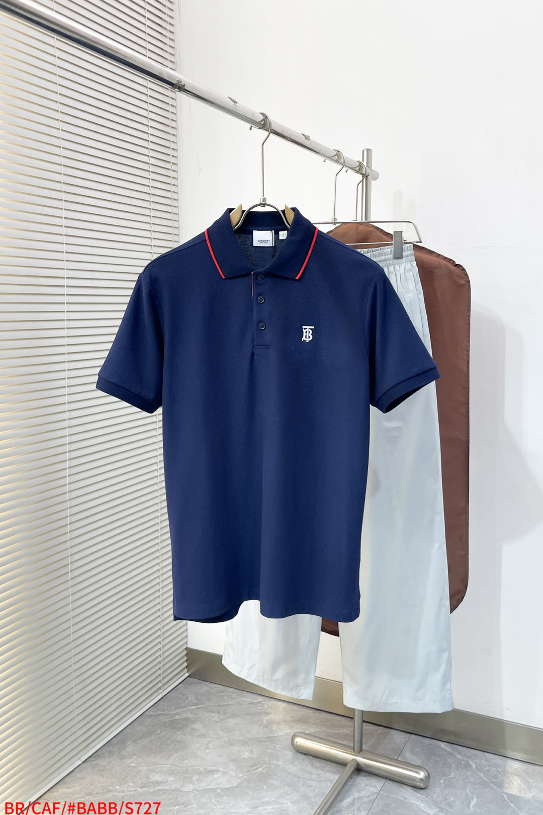 NO:732837,S727 BR Burberry original color-blocked lapel custom TB brand logo embroidered TB POLO shirt. Original product from the factory (see actual picture). As always, it uses BBR custom fabrics. The fabric is comfortable, soft, and drapes the collar and cuff fabrics. The density of the fabric is very high, so it is silky and the neck will not be uncomfortable due to excessive friction. The solid color design makes the clothes fashionable, beautiful, and durable. The war horse logo on the back is exquisite and unobtrusive.  But it is exquisite and looks more exquisite. Style 1. The hem of the dress is slit on both sides. It is more personal use. It is not restrictive. Sizes M-2xl. Three complete standards. Colors: white, black, sapphire blue. M length 70, bust 104, shoulder width 45, L length 72, bust 108, shoulder width 46, XL length 74, bust 112, shoulder width 47, 2XL length 76, bust 116, shoulder width 48,, burberry,19860909S727 BR 巴宝莉原单拼色翻领 定制TB字品牌logo刺绣TB字POLO衫 代工厂原厂出品（看实物图）一如既往 采用BBR定制面料面料舒服 柔软 顺垂领口及袖口面料 更是别有用心织密度非常高 所以 很丝滑脖子就不会因为过度摩擦而不舒服因为净色设计 使得衣服时尚靓丽而大气耐看后背战马标识标志精致的不张扬 却精致更显得精美 格调1衣服下摆双侧开叉 更自用 不束缚 尺码M-2xl 三标齐全 颜色白色,黑色,宝蓝 M衣长70 胸围104 肩宽45 L衣长72 胸围108 肩宽46 XL衣长74 胸围112 肩宽47 2XL衣长76 胸围116 肩宽48,,burberry,,Men's clothing