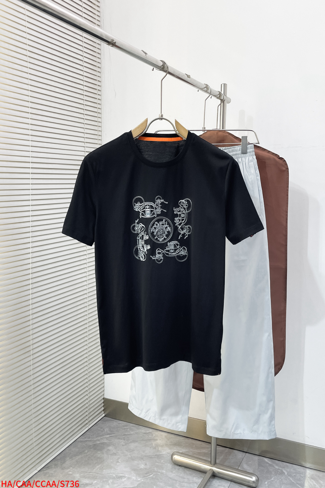 NO:734469,S736 HA Hermès 2026 Spring and Summer latest themed embroidered round neck short-sleeved T-shirt, new graphics. The logo carriage upper body is very bright. It is presented using embroidery technology. Imported Behringer embroidery machine embroidery. Master craftsman with more than ten years of plate making. Every stitch is very delicate. Look at the details. The pattern is fine and textured. Fitted tailoring. The hem is slit. The collar slightly fits the neck, making the overall upper body more youthful and fashionable.  The fabric is made of mercerized cotton. The surface has a warm luster. It is skin-friendly, breathable and has a good crisp feel. Color: black, white. Size: M-3XL, hermes, T-shirt, tees, t-shirt,19860909S736 HA 爱马仕 2026春夏 最新主题刺绣圆领短袖T恤衫,新图型 标志马车上身很有亮点 采用刺绣工艺来呈现 进口百灵达绣花机刺绣.十几年的老师傅 制版 一针一线非常精致 看细节 图案精细而显质感 合体的剪裁 下摆开叉 领口微微贴合颈部,让整体上身更显年轻时尚 , 面料采用丝光棉的材质 表面有着温润的光泽感 亲肤 透气 又有很好的挺括感 颜色 黑色 白色 码数M-3XL,,hermes,T-shirt,tees，t-shirt,,Men's clothing