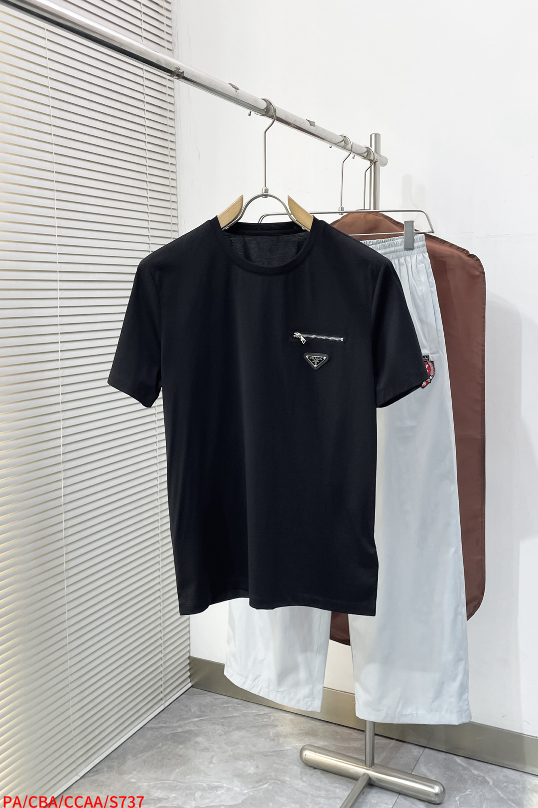 NO:729587,Replacement after the year S737 PA Prada 2026 Spring and Summer Annual classic Nylon splicing design mercerized cotton round neck T-shirt, nylon splicing design Zipper pocket on the chest combined with triangle logo embellishment You can feel the theme on the upper body to bring a sense of youth and fashion. Fitted tailoring, the collar slightly fits the neck, making the overall upper body more youthful and fashionable. Before cutting, the fabric is strictly in accordance with the standard of washing 5 times before dyeing, and the shrinkage rate is controlled within 2.  The fabric is made of custom-woven high-weight pure cotton, treated with mercerization process. The surface has a warm luster, the upper body is comfortable and smooth, and looks high-end. It is skin-friendly, breathable, and has a good stiff feeling. Color: black, white. Size: M-3XL, prada, tees, t-shirt,19860909年后退换 S737 PA 普拉达 2026春夏 年年经典 尼龙拼接设计丝光棉圆领T恤衫,尼龙拼接的设计 胸口拉链口袋结合三角标点缀 上身就能体会主题带来年轻与时尚感 合体的的剪裁,领口微微贴合颈部,让整体上身更显年轻时尚 ,面料在裁剪前,严格按照染色前5次 洗水的标准, 将缩水率控制在2内, 面料采用客供定织高克重纯棉质地,丝光工艺处理 表面有着温润的光泽感,上身舒适顺滑,显高档 亲肤 透气,又有很好挺括感 颜色 黑色 白色 码数M-3XL,,prada,tees，t-shirt,,Men's clothing