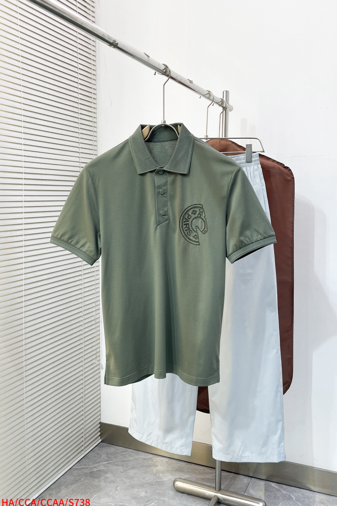 NO:734475,S738 HA Hermès 2026 spring and summer business casual men's short-sleeved POLO shirt. Saddle nail theme embroidery design. A must-have style for the wardrobe. Three-button lapel style. Light business casual design allows you to easily control different occasions. Fitted version, the fabric is made of pure cotton fine Judy material, the surface has a warm luster. The upper body is high-end at the same time. It is comfortable, skin-friendly, breathable, and practical for daily commuting and leisure. Full product order. Color black green yardage  M-3XL,,hermes,T-shirt,19860909S738 HA 爱马仕 2026春夏商务休闲男士短袖POLO衫. 马鞍钉主题刺绣设计 .衣橱必备的款式 三粒扣翻领款式 轻商务休闲设计 让您轻松驾驭不同场合. 合体的版型,面料采用全棉细朱迪材质,表面有着温润的光泽感 上身高档的同时 舒适,亲肤,透气好,平时通勤休闲都很实穿的一款 全品相订单 颜色黑色 绿色 码数 M-3XL,,hermes,T-shirt,,Men's clothing