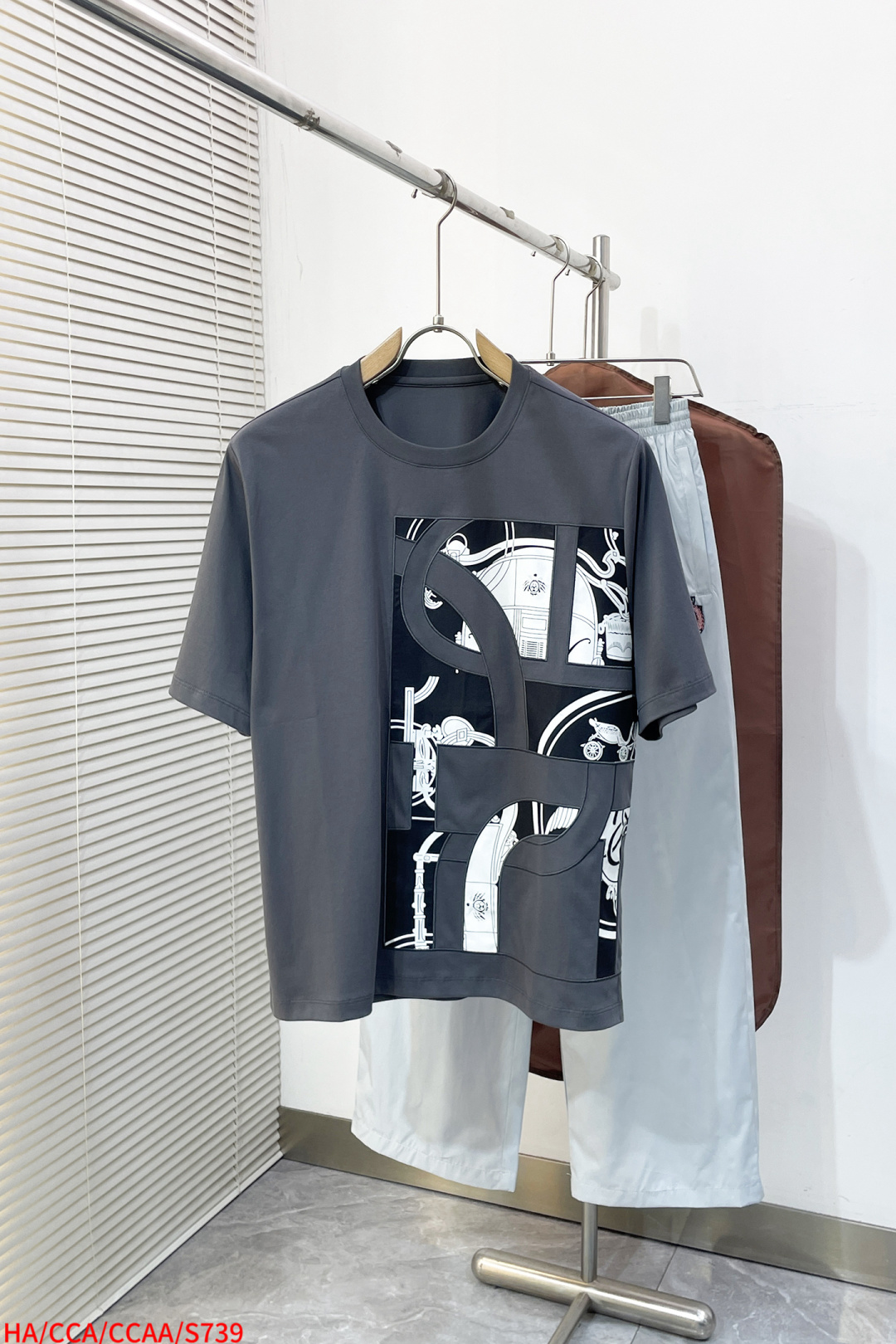 NO:734446,S739 HA Hermès 2026 Spring and Summer. I like their designs and highly recommend the 'Parcours Sans Fautre Decadre' T-shirt. This design with 9 embroidery stitching combined with printing is very bright. The pure cotton texture makes the upper body fashionable and gives it a modern feel. The original slightly wide cut, the collar slightly fits the neck, making the overall upper body more youthful and fashionable. Before cutting, the fabric is strictly washed according to the standard of 5 times before dyeing.  The shrinkage rate is controlled within 2. The fabric is made of custom-woven high-weight pure cotton texture, combined with silk-like material. The surface has a warm luster, the upper body is comfortable and smooth, looks high-end, skin-friendly, breathable, and has a good crisp feeling. Color Blue Gray Size M-3XL, hermes, tees, t-shirt, real silk,19860909S739 HA 爱马仕 2026春夏 喜欢他家的设计,强烈推荐 “Parcours Sans Fautre Decadre”T恤 这款采9刺绣拼接结合印花的设计 很有亮点 纯棉质地 上身时尚而赋予现代气息感 原版微阔的剪裁,领口微微贴合颈部,让整体上身更显年轻时尚 , 面料在裁剪前,严格按照染色前5次 洗水的标准, 将缩水率控制在2内, 面料采用客供定织高克重纯棉质地,结合仿真丝的材质 表面有着温润的光泽感,上身舒适顺滑,显高档 亲肤 透气,又有很好挺括感 颜色 蓝色 灰色 码数M-3XL,,hermes,tees，t-shirt,real silk,,Men's clothing