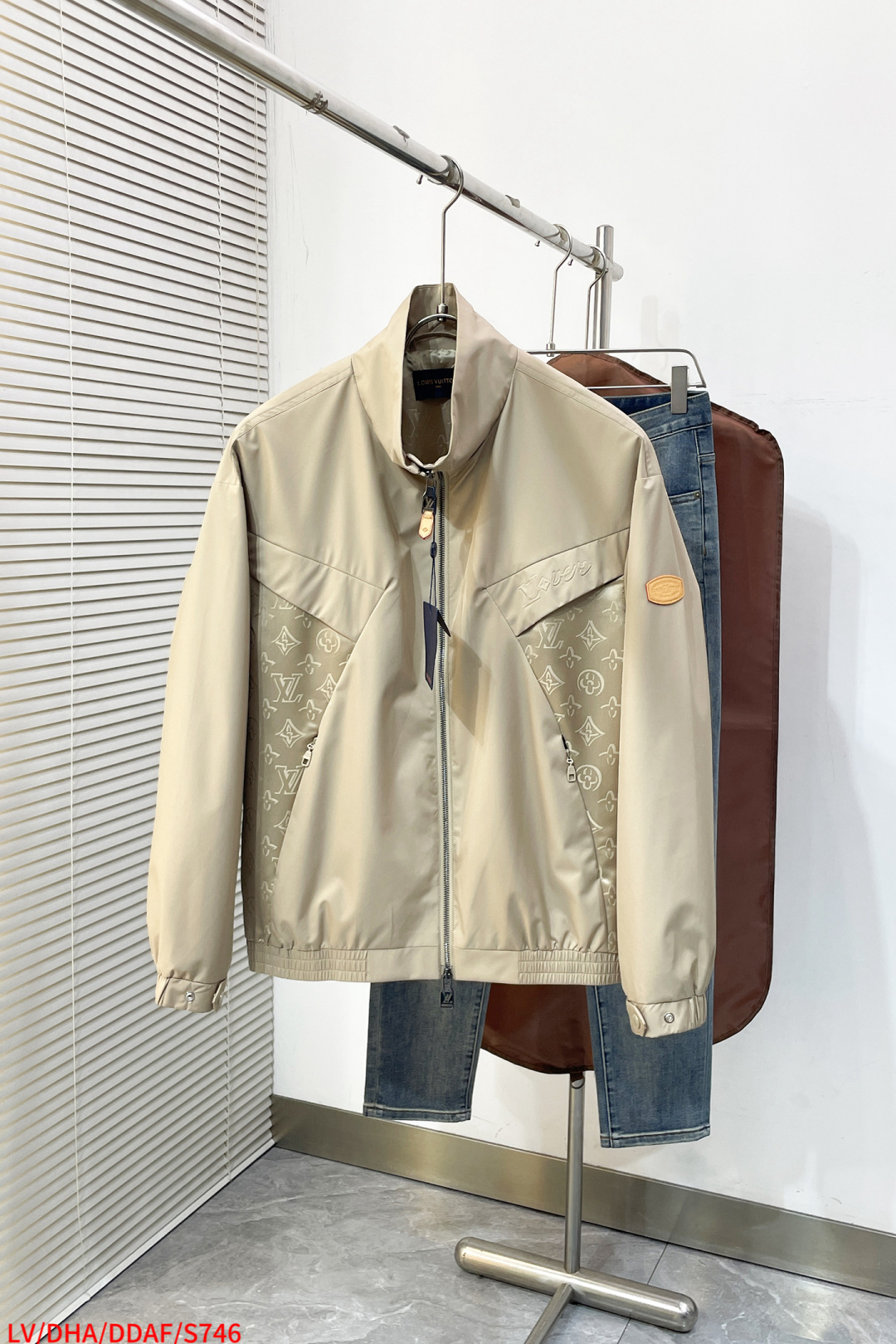 NO:732836,S746 LV Louis Vuitton 2026 spring and summer new men's casual customized jacket. Put on a simple and capable casual jacket, and instantly return to a fashionable and domineering state, and full of vitality. The most popular zipper design in history, all fabrics need to be customized, full of luxury. The slim tailoring reflects our perfect body shape, whether fat or thin, it can be easily controlled. Super versatile style, not picky, suitable for different age groups. High street practical style, with sharp tools Size M-3XL  Three standard items are available. Next day,,louis vuitton,louis vuitton,jackets & coats,jackets & coats,19860909S746 LV 路易威登 2026春夏新款男士休闲定制夹克外套.穿上简约干练的休闲外套,瞬间重回时髦霸气,又是活力满满的状态.史前最流行的拉链设计,面料全部需要定制,奢华感十足.修身的剪裁体现出我们完美的体型无论胖瘦都可以轻松驾驭.超百搭款式,不挑身材的款,适合不同年龄段穿着.高街实穿款,搭配利器 尺码M-3XL 三标齐全 隔天,,louis vuitton,louis vuitton,jackets & coats,jackets & coats,,Men's clothing