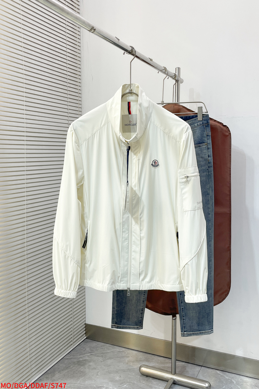 NO:732841,S747 MONCLER 2026 spring and summer thin style, full product, trade order, business casual men's casual jacket. .Simple and fashionable stand-up collar design, classic and versatile, not easy to go out of style. Brand logo badge on the chest is embellished with zipper pockets on the arms to show a sense of quality. Fitted version. Zipper pockets on both sides, a classic version. Not picky about body shape. The fabric is made of polyester fiber, with a delicate feel and a smooth surface. The upper body is stiff  Hardware accessories, complete appearance, black, off-white, sizes M-3XL, complete with three standards, next day,,jackets & coats,jackets & coats,19860909S747 MONCLER 2026春夏薄款 全品相贸易订单 商务休闲男士休闲夹克外套. .简约时尚立领的设计 经典百搭 不易过时 胸口品牌logo徽章点缀 以手臂处拉链口袋的设计来呈现品质感 合体的版型 两侧拉链插袋,属于经典版型 不挑身形 面料采用聚酯纤维的面料,手感细腻,表面平整 上身挺括 五金辅料全品相 黑色 米白色 尺码 M-3XL 三标齐全 隔天,,jackets & coats,jackets & coats,,Men's clothing