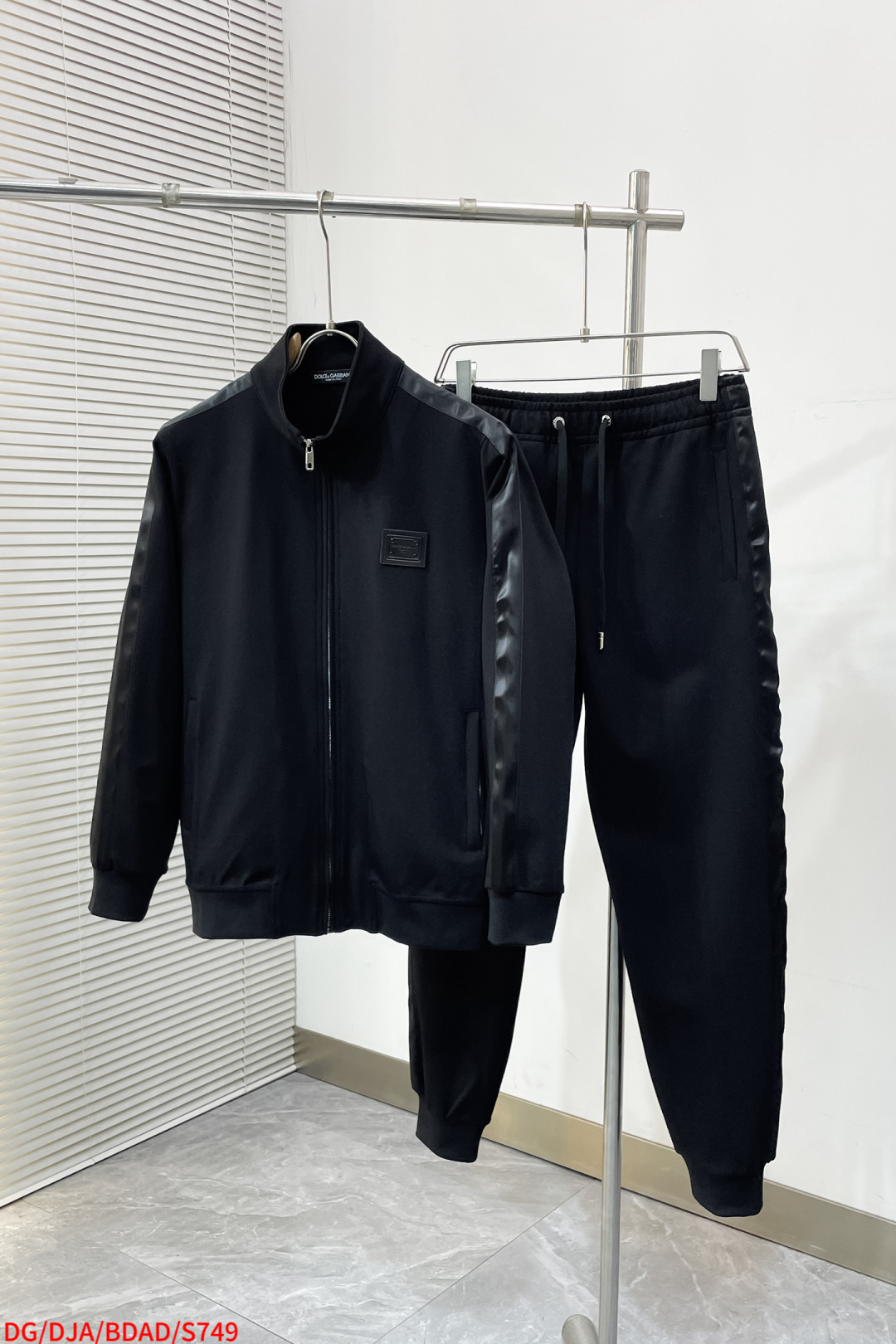 NO:734462,S749 DG official website exclusively offers high-end exclusive custom-made early spring new casual suits of the same style, breathable, comfortable and casual!  Full of high-end feel!  The details are exquisite and high-end, and the workmanship is impeccable!  The original high-end fabric is very high-end!  The fabric is crisp, anti-wrinkle and wear-resistant, warm, neat and stylish. Everyone must buy a set this autumn and winter. It must look handsome and nice when worn. This is a particularly recommended model for our family!  Sizes M-3XL, complete with three standards, not for sale,,19860909S749 DG 官网独家专供 高端独家定制款 早春新款同款休闲套装,透气舒适休闲！高级感满满！细节精致高档,做工无可挑剔！原版高端面料很显高级！面料挺括抗皱耐磨,保暖利落有型 这个秋冬每人必须入手一套 穿上必须是醉帅气的 醉nice的 咋们家特别推荐款！尺码M-3XL 三标齐全 不拆卖,,,Men's clothing