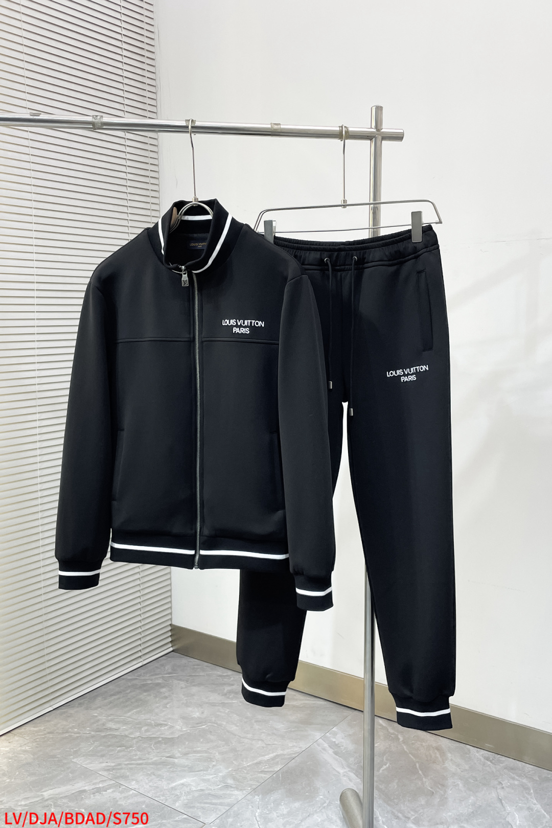 NO:734457,S750 LV Louis Vuitton is the new and same style casual sports suit that Louis Vuitton sells everywhere. It is full of high-end feeling!  The details are exquisite and high-end, and the workmanship is impeccable!  The imported fabric is three-dimensional and exquisite. The original high-end double-sided jersey fabric is very high-end!  Original zipper!  The fabric is stiff, anti-wrinkle and wear-resistant, moisture-absorbent, quick-drying and breathable, neat and stylish. Size M-3XL, complete with three standards, not for sale, louis vuitton, louis vuitton, louis vuitton,19860909S750 LV Louis Vuitton路易威登砸锅卖铁都要上的新款新款同款休闲运动套装,高级感满满！细节精致高档,做工无可挑剔！进口面料 立体精致细腻.原版高端双面平纹针织面料很显高级！原版拉链！面料挺括抗皱耐磨,吸湿速干透气,利落有型.码数M-3XL 三标齐全 不拆卖,,louis vuitton,louis vuitton,louis vuitton,,Men's clothing