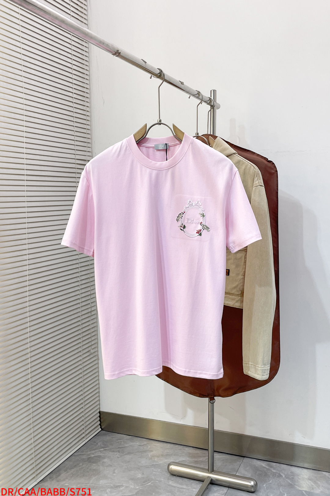 NO:732749,S751 DR Dior 2026 new short-sleeved T-shirt. Cotton 300g fabric, soft and skin-friendly, wide and drapey. Fine four-thread edging, embroidered on the front, with logo, simple and elegant, complete with three labels, same style for men and women. Sizes S-XL, complete with three labels, dior, T-shirt, tees, t-shirt,19860909S751 DR Dior 2026新品短袖T恤 全棉300g面料,柔软亲肤,挺阔有垂坠感.四线密边做工精细,前幅绣花,配合logo标识,简洁大方,三标齐全,男女同款. 尺码S-XL 三标齐全,,dior,T-shirt,tees，t-shirt,,Men's clothing