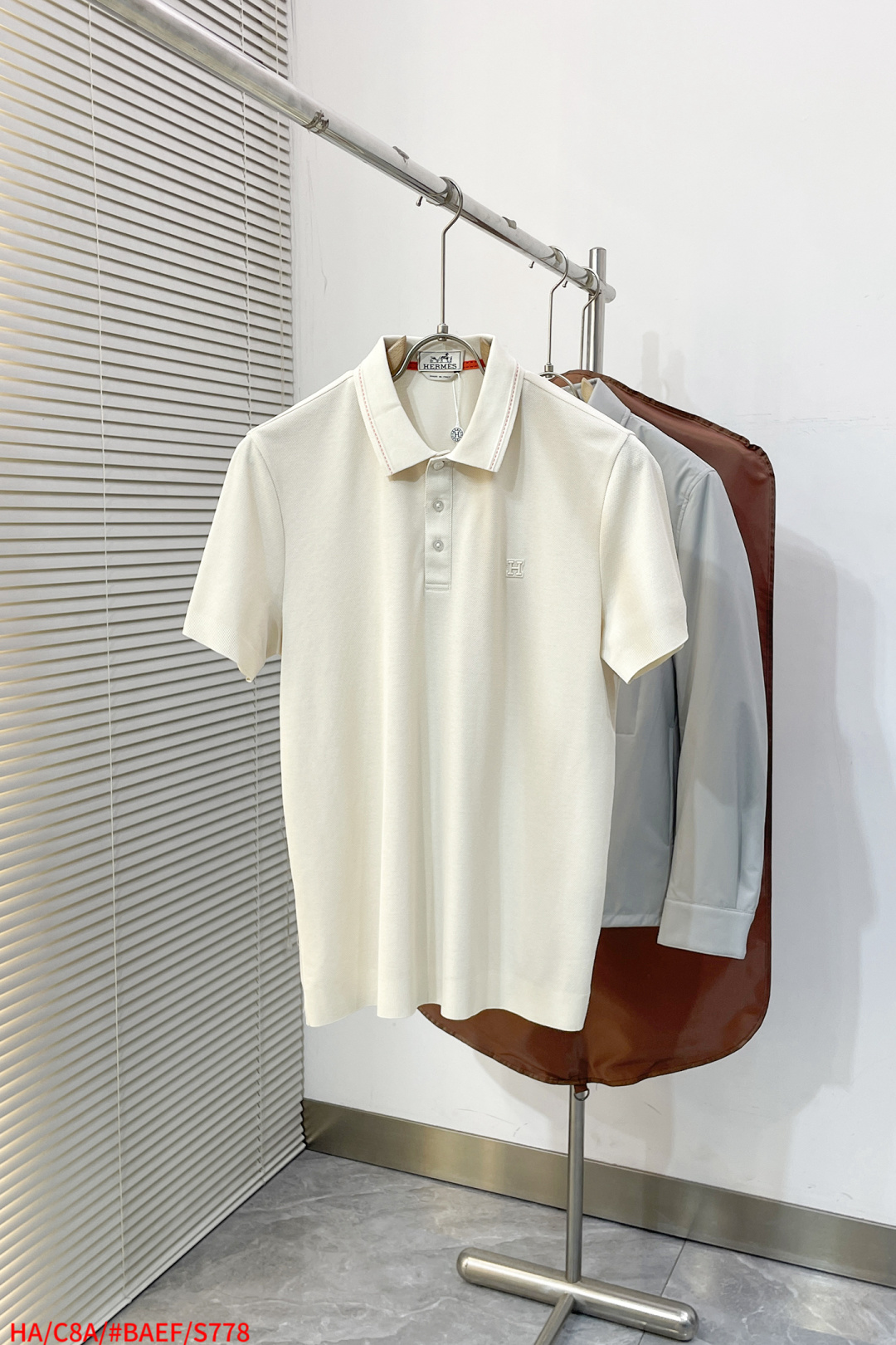 NO:729600,Replacement after the end of the year S778 HA Hermes  Knitted short-sleeved Polo, this knitted Polo short-sleeved perfect blend of classic and fashion. Simple and smooth lines outline an elegant silhouette. The classic Polo collar is matched with exquisite buttons, adding a bit of formality and sophistication, making it easy to adapt to a variety of occasions. The iconic 'H' badge is low-key embellishment.  On the chest, it highlights the brand identity and unique charm. Selected high-quality fabrics are soft and delicate to the touch, have good breathability, and are comfortable to wear. Whether it is worn casually for business occasions or for strolling on the street, it can show the wearer's high-end taste and elegance. Sizes M-3XL  Complete with three standards, hermes, T-shirt,19860909年后退换 S778 HA Hermes 针织短袖POLO,这款针织Polo短袖,将经典与时尚完美融合.简洁流畅的线条勾勒出优雅版型,经典Polo领搭配精致纽扣,增添几分正式与干练,轻松适配多种场合.标志性”H“仔章低调点缀于胸前,彰显品牌身份与独特魅力.精选优质面料,触感柔软细腻,透气性佳,穿着舒适自在.无论是搭配休闲出席商务场合,还是搭配漫步街头,都能展现出穿着者的高端品味与优雅气质.尺码M-3XL 三标齐全,,hermes,T-shirt,,Men's clothing