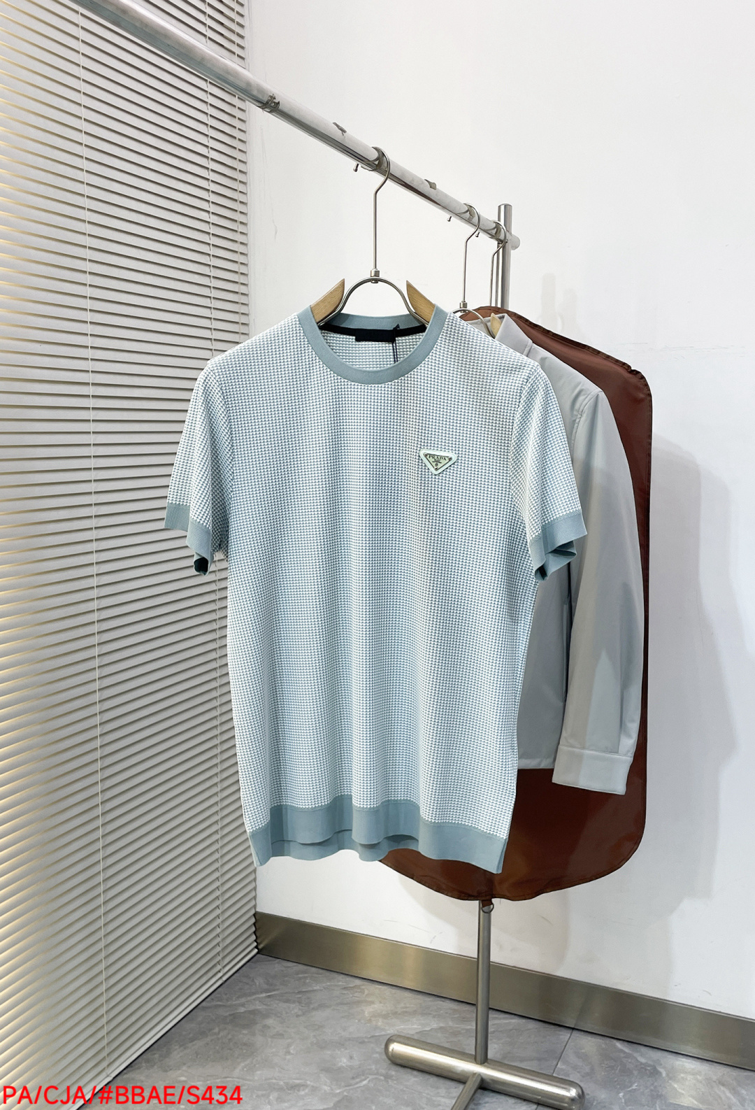 NO:729606,Replaced after the year S434 PA Prada Prada must-have new style original men's casual short-sleeves High-end customization High-end version Fashionable and versatile imported fabrics Super soft and delicate feel Skin-friendly and comfortable to wear High-end boutique The upper body made by the factory is very good Men's must-have items Complete with three standards Size M-3XL, prada, prada, T-shirt,19860909年后退换 S434 PA Prada普拉达 必上的新款新款原单男士休闲短袖 高端定制 高端版本 时尚百搭爆款 进口面料 手感超柔软细腻 穿着亲肤舒适 高端精品 代工厂精细做上身非常赞 男士必备单品 三标齐全 码数M-3XL,,prada,prada,T-shirt,,Men's clothing