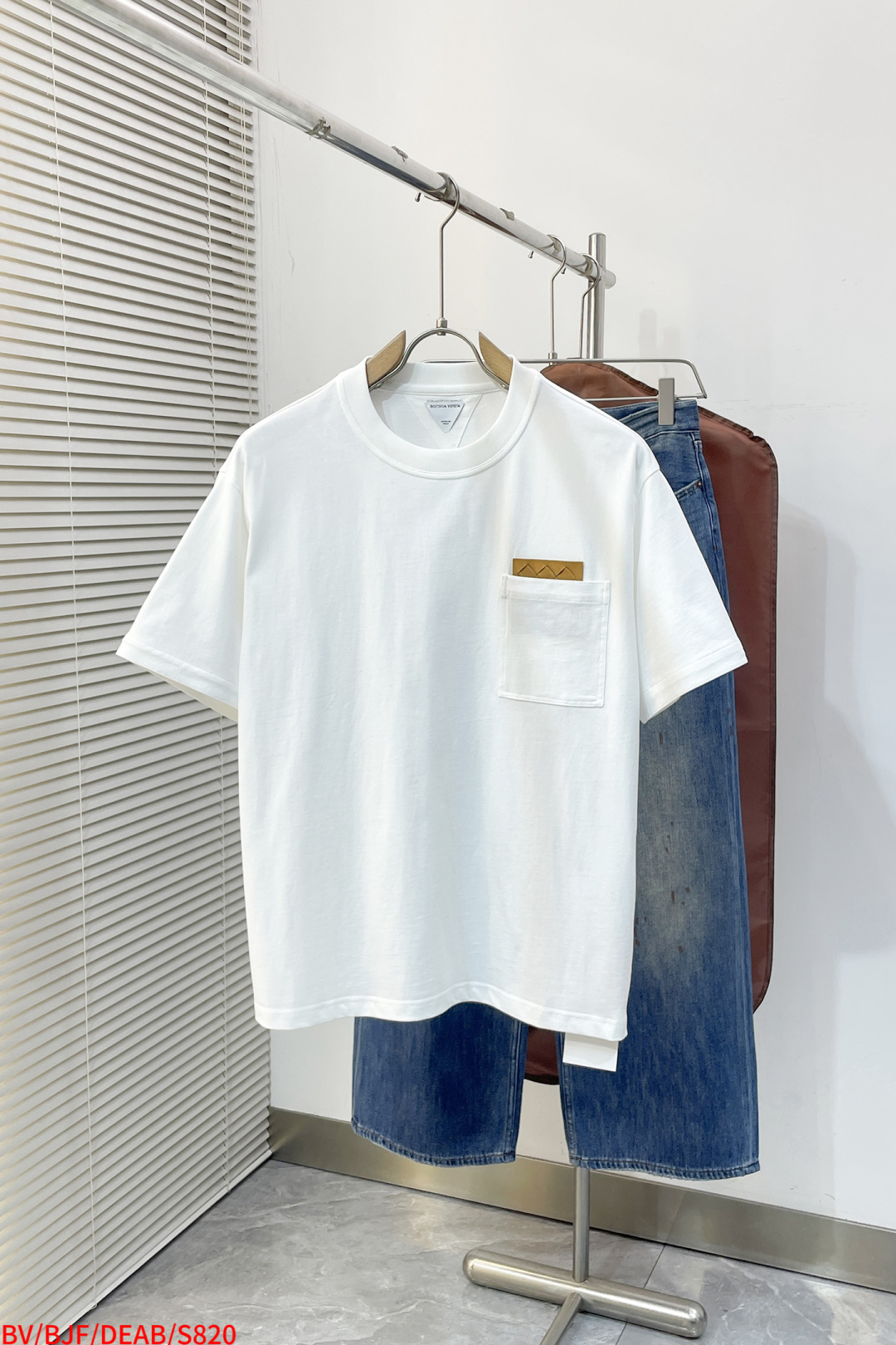 NO:729487,Replacement after age S820 BV Bottega Veneta Woven leather pocket short sleeves Customized cloud soft mercerized cotton Soft and delicate Comfortable to the skin Use deep pine green as the color palette to precipitate natural depth and tranquility Woven suede front patch in the pocket gives the lines the rhythm of life The BV logo on the inside of the cuffs serves as an invisible label Like an artist's unsigned painting, the white space is full of attitude, making each item a work of art that can withstand close inspection  A restrained sense of ritual, less is more. Process 1: Use imported machine embroidery technology. Use advanced computer control systems and precision mechanical components to realize Bottega Veneta logo embroidery operations with high precision and smooth and delicate lines. Process 2 is purely manual weaving. After tanning for 72 hours, the leather retains its original grain texture. The craftsman needs to use a custom diamond-shaped cutter to ensure that the edges of each unit form a slight arc. Ensure that the fibers do not stretch irreversibly during weaving. Process 3 is purely artificial oil edge.  Four layers of oil edge agent need to be applied and polished after each layer is cooled to a specific temperature. Ensure that the edges are as hard as ceramics and have a uniform luster. Cumbersome workmanship. Slow aging process. Process 4: The fabrics are washed and have a better hand texture. Not easy to deform, not easy to shrink, not easy to fade, and maintain long-term beauty. Customized accessories BV Genuine woven leather Customized BV trademark Version Loose version Size XS S M L Three complete standards Next day,,bottega  veneta,bottega veneta,T-shirt,19860909年后退换 S820 BV Bottega Veneta 编织皮革口袋短袖 定制云柔丝光棉 柔软细腻 舒适贴肤 以深邃的松绿色为调色盘 沉淀自然的深邃与宁静 编织绒面革正面贴饰于口袋里 让线条拥有生命的韵律 袖口内侧的BV标识作隐形标签 如同艺术家未签名的画留白处皆是态度 让每一件单品都成为经得起细看的艺术品 克制的仪式感 少即是多 工艺1: 采用进口机刺绣工艺 使用先进的计算机控制系统和精密的机械部件 实现Bottega Veneta 标识刺绣作业 精度高 线条流畅而细腻 工艺2纯人工编织 经鞣制72小时后 皮革保留原始粒面纹理 工匠需用定制菱形裁刀 确保每个单元边缘形成微小弧面 确保编织时纤维不产生不可逆拉伸 工艺3纯人工油边 需涂抹四层油边剂 每层冷却至特定温度后打磨 确保边缘如陶瓷般坚硬且光泽均匀 做工繁琐 时效慢 工艺4: 面料都经过浇洗 手感质感更佳 不易变形 不易缩水 不易褪色 保持长久的美观 辅料定制 BV 真皮编织皮革  定制 BV 商标 版型 宽松版型 尺码 XS S M L 三标齐全 隔天,,bottega veneta,bottega veneta,T-shirt,,Men's clothing